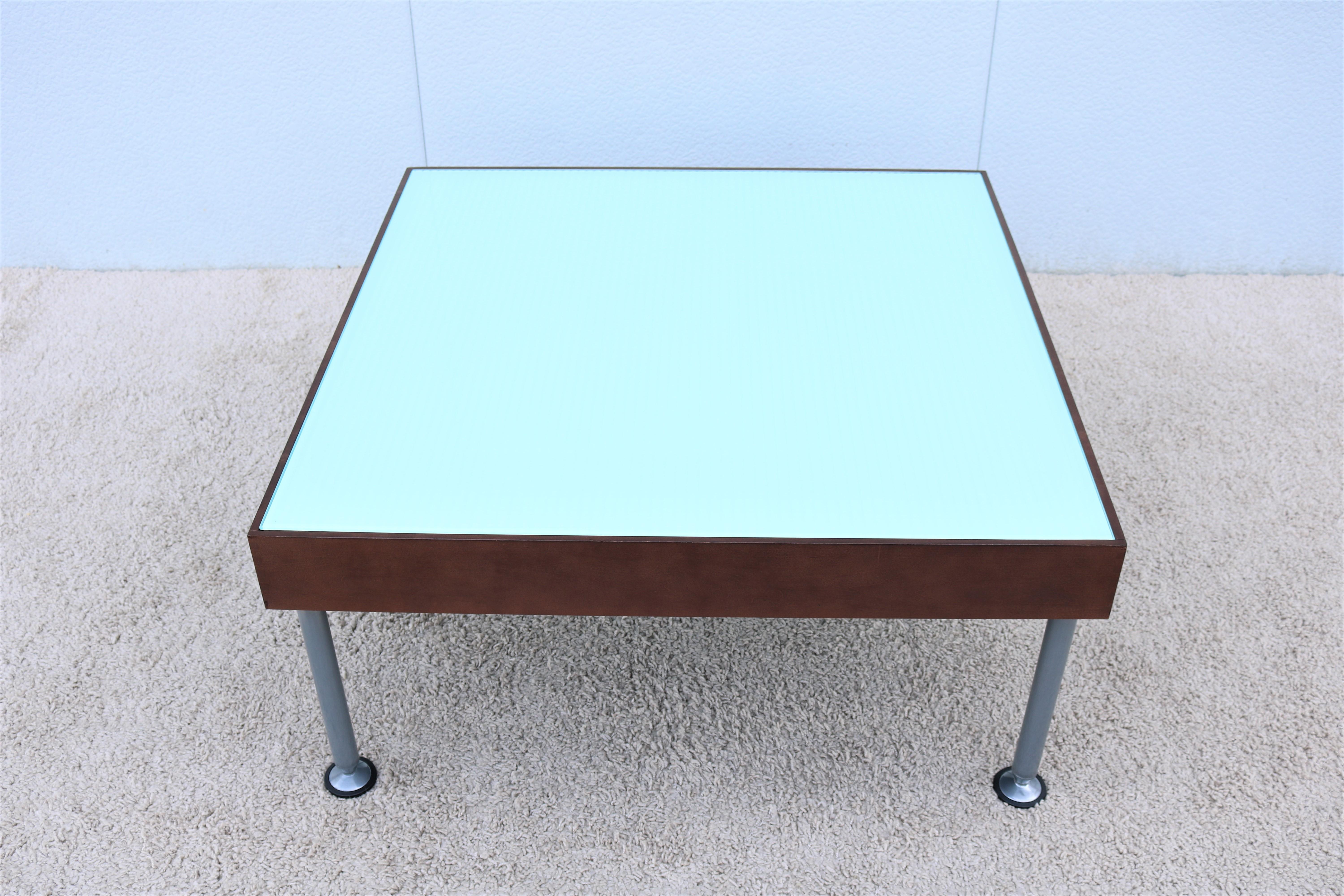 Moderne Table basse carrée ou table d'appoint moderne à plateau en verre Coalesse and Steelcase en vente