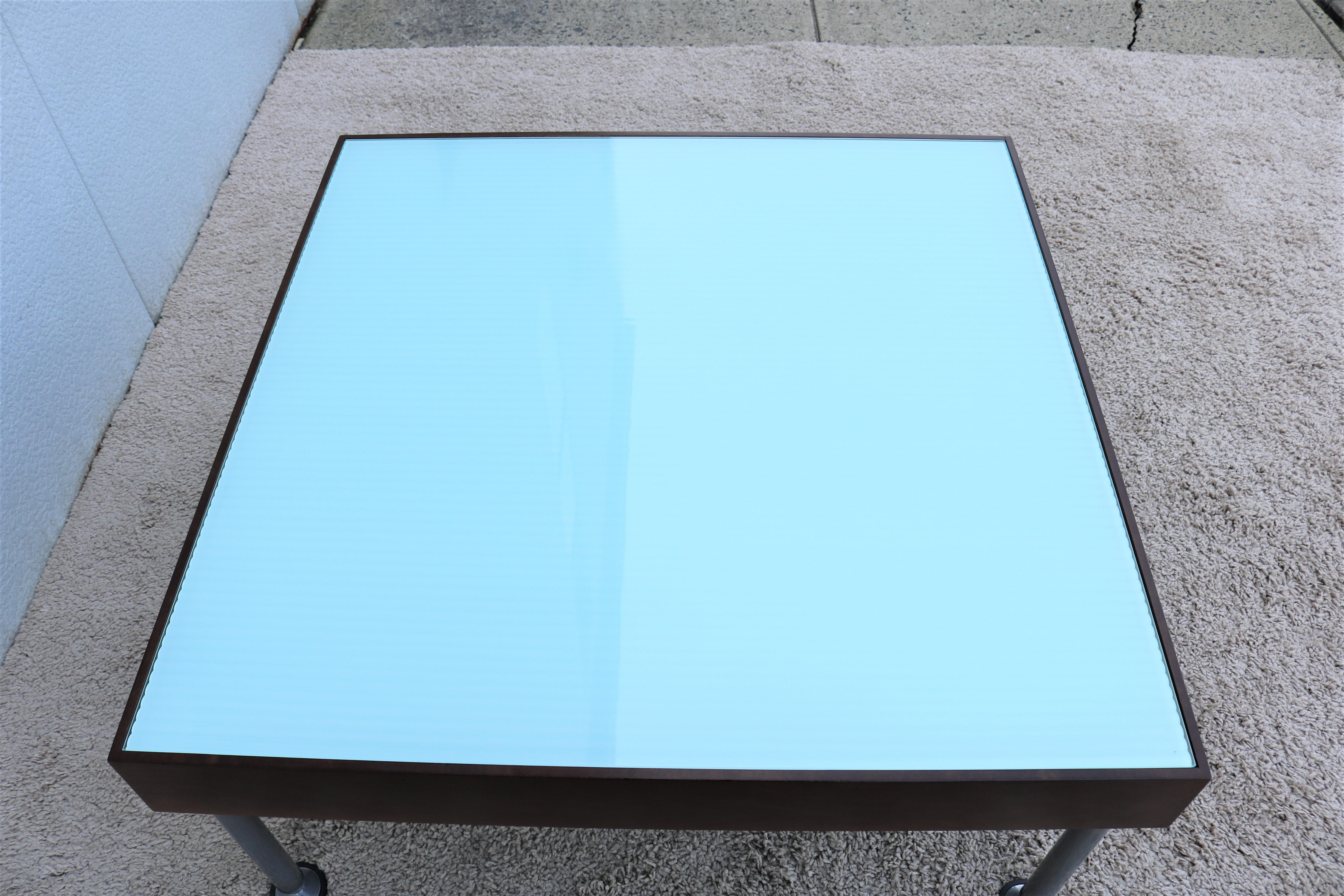 XXIe siècle et contemporain Table basse carrée ou table d'appoint moderne à plateau en verre Coalesse and Steelcase en vente
