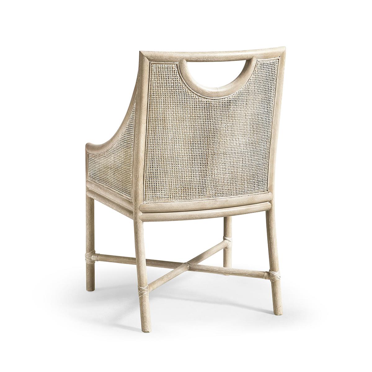 Dieser Stuhl, der jeden Essbereich aufwertet, besteht aus einem massiven Eichenholzrahmen, der mit klassischem Rohrgeflecht verziert ist, das eine Schicht natürlicher Schönheit und Textur verleiht.

Die Verwendung von Eichenholz und Schilfrohr