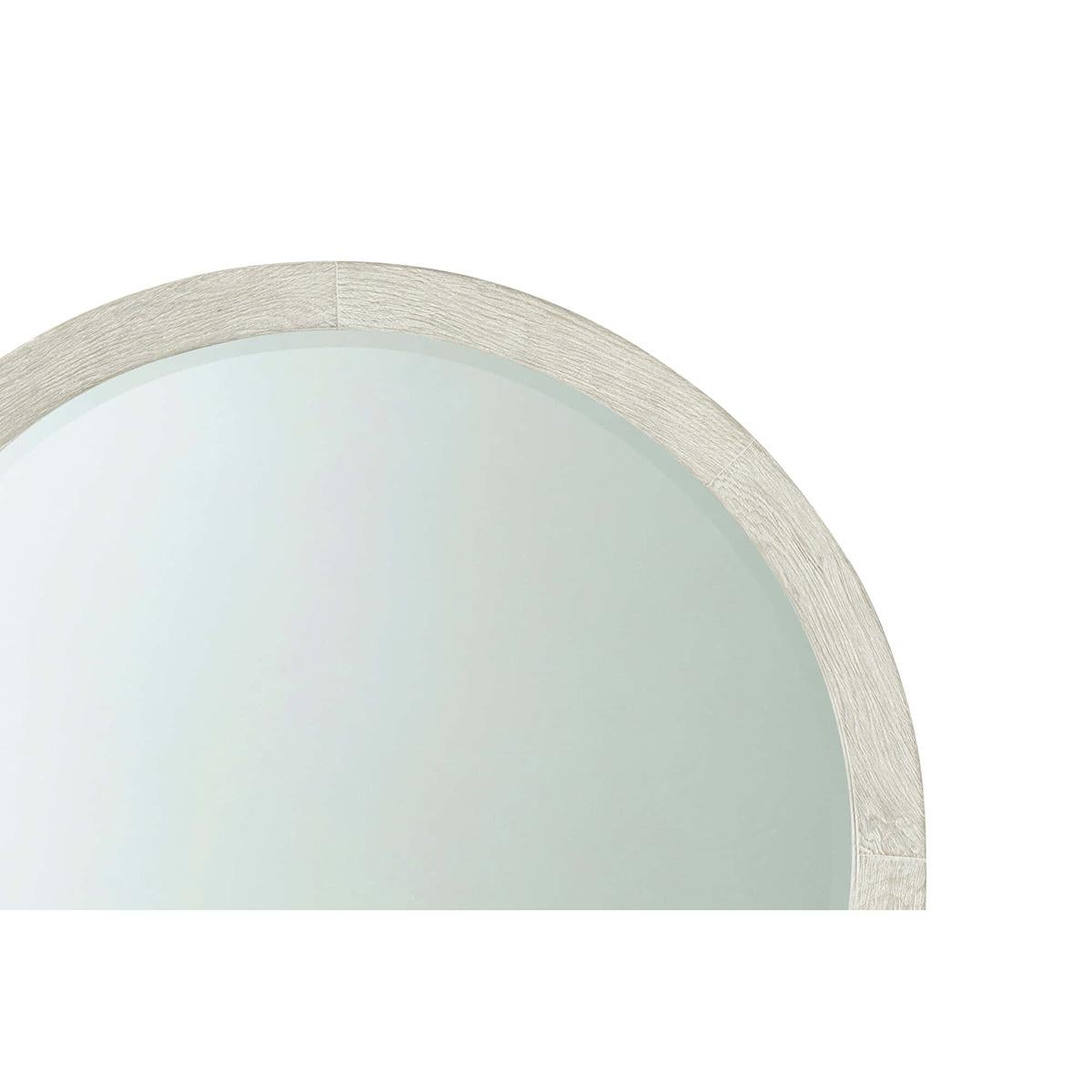 Moderner runder Küstenspiegel, Inspiriert von einem organisch-modernen Design, ist dieser runde Spiegel aus drahtgebürstetem, gebranntem Kiefernholz in unserem neuen Sea Salt-Finish gefertigt und bietet eine frische Interpretation einer klassischen