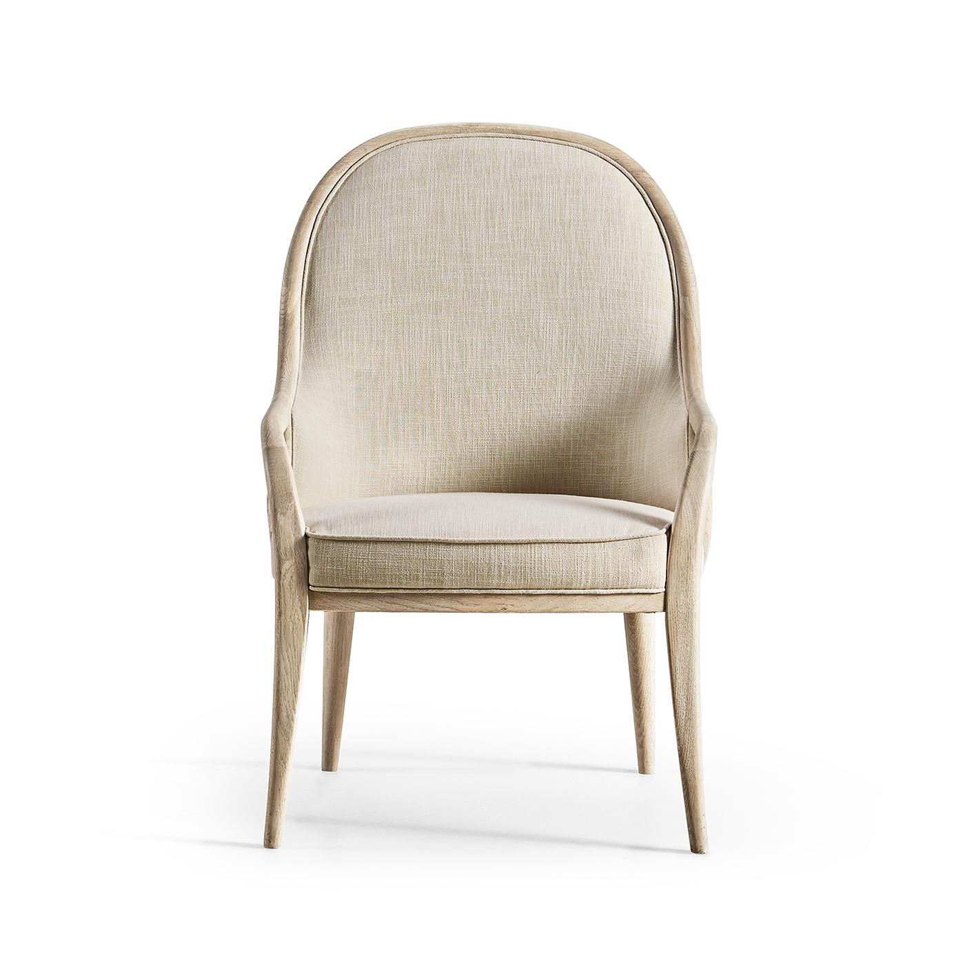 Questo squisito pezzo incarna la bellezza della semplicità con le sue forme organiche e le sue linee pulite, creando un'estetica sofisticata e contemporanea. 

Il rivestimento in tessuto performante bianco crema offre un'esperienza di seduta