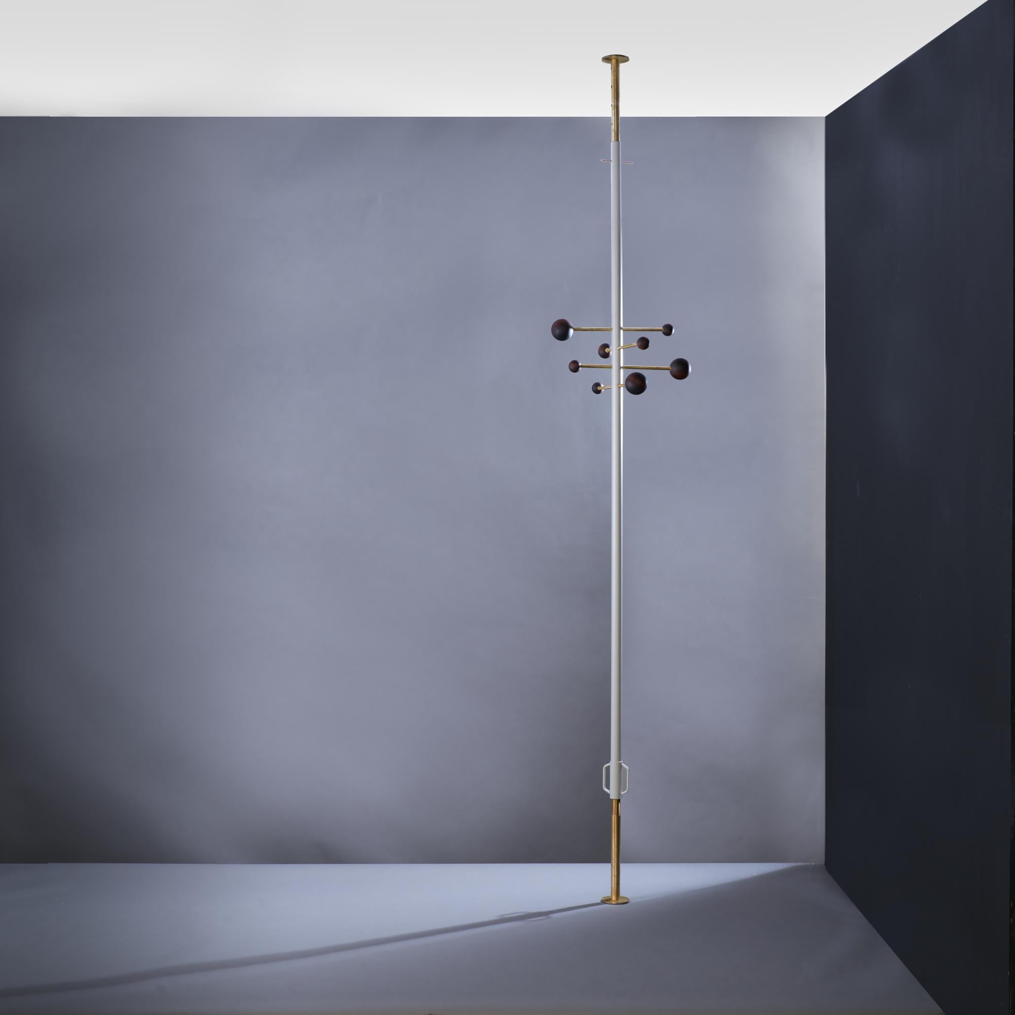 Modern sky-earth coat hanger 'PUNTELLO'
Prop hanger is part of our signed and numbered sky-earth collection
The pole is in dark gray painted iron (RAL 7016), the terminals are in brass.
The spheres for the support of the clothes are in stained beech
