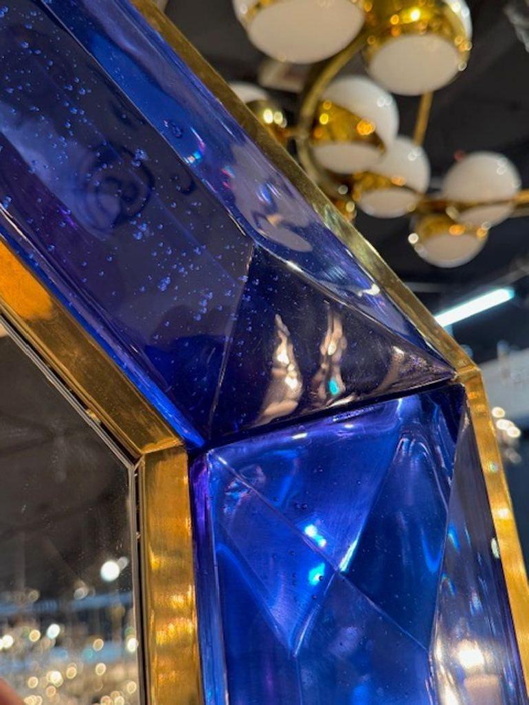 Espejo octogonal moderno de cristal de Murano azul cobalto Italiano en venta