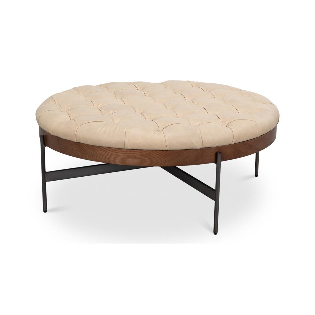 Un mélange harmonieux de luxe et de design intemporel. Doté d'un dessus boutonné en cuir de première qualité Cappuccino White, il offre à la fois confort et style. La base et les garnitures en bois à la finition élégante ajoutent de la chaleur,
