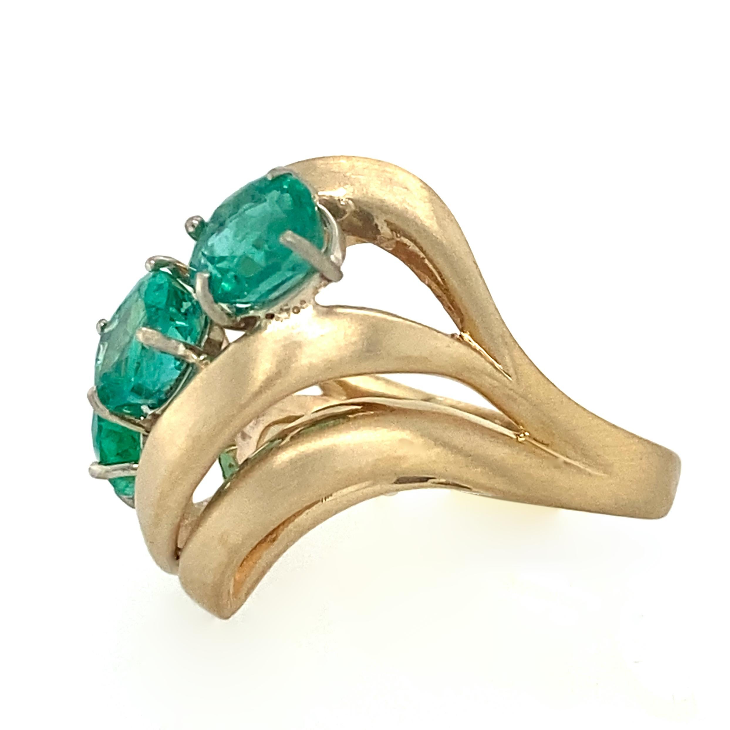 Modern Cocktail Ring Featuring Three Oval Emeralds in Yellow Gold, Circa 1970 For Sale 4