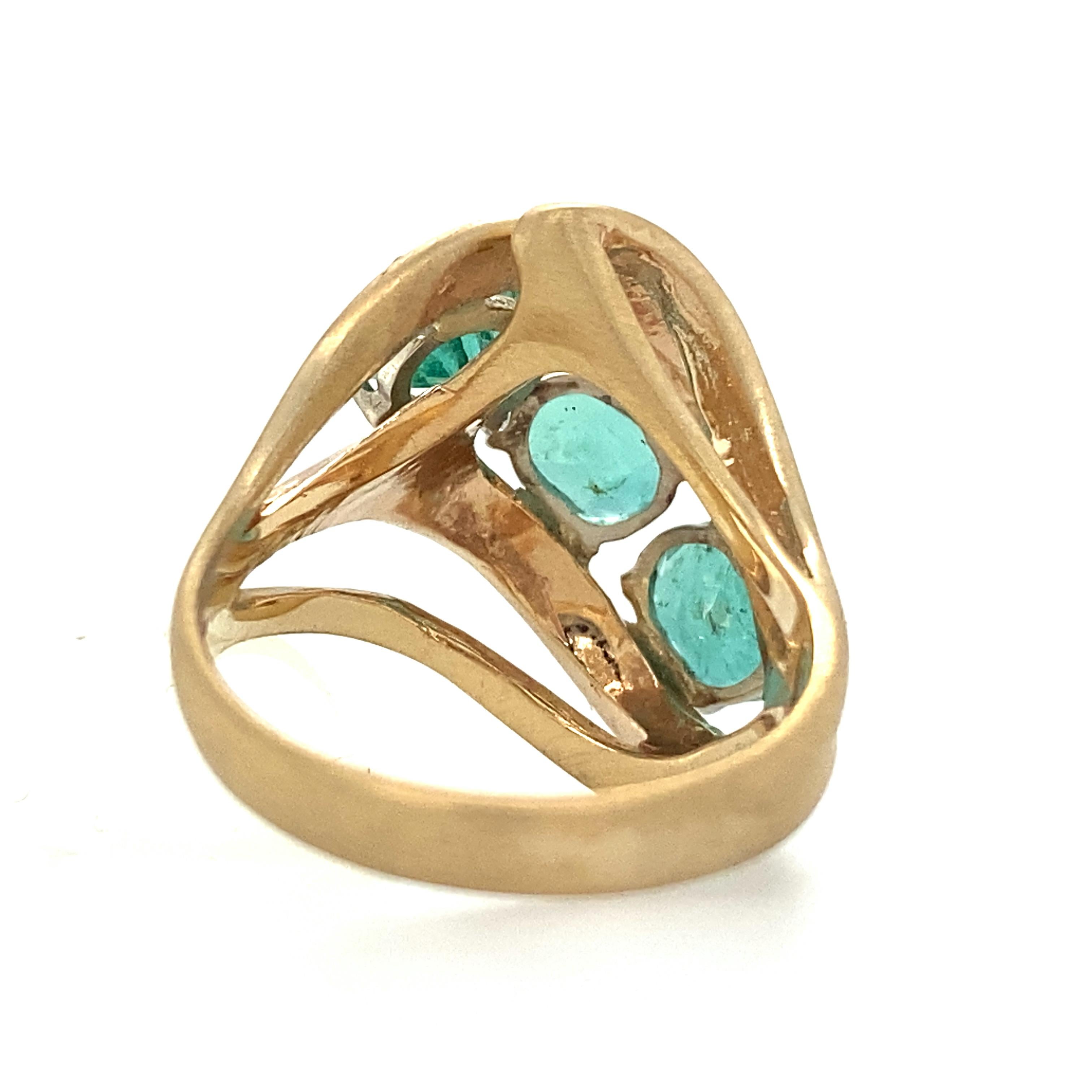 Modern Cocktail Ring Featuring Three Oval Emeralds in Yellow Gold, Circa 1970 For Sale 5