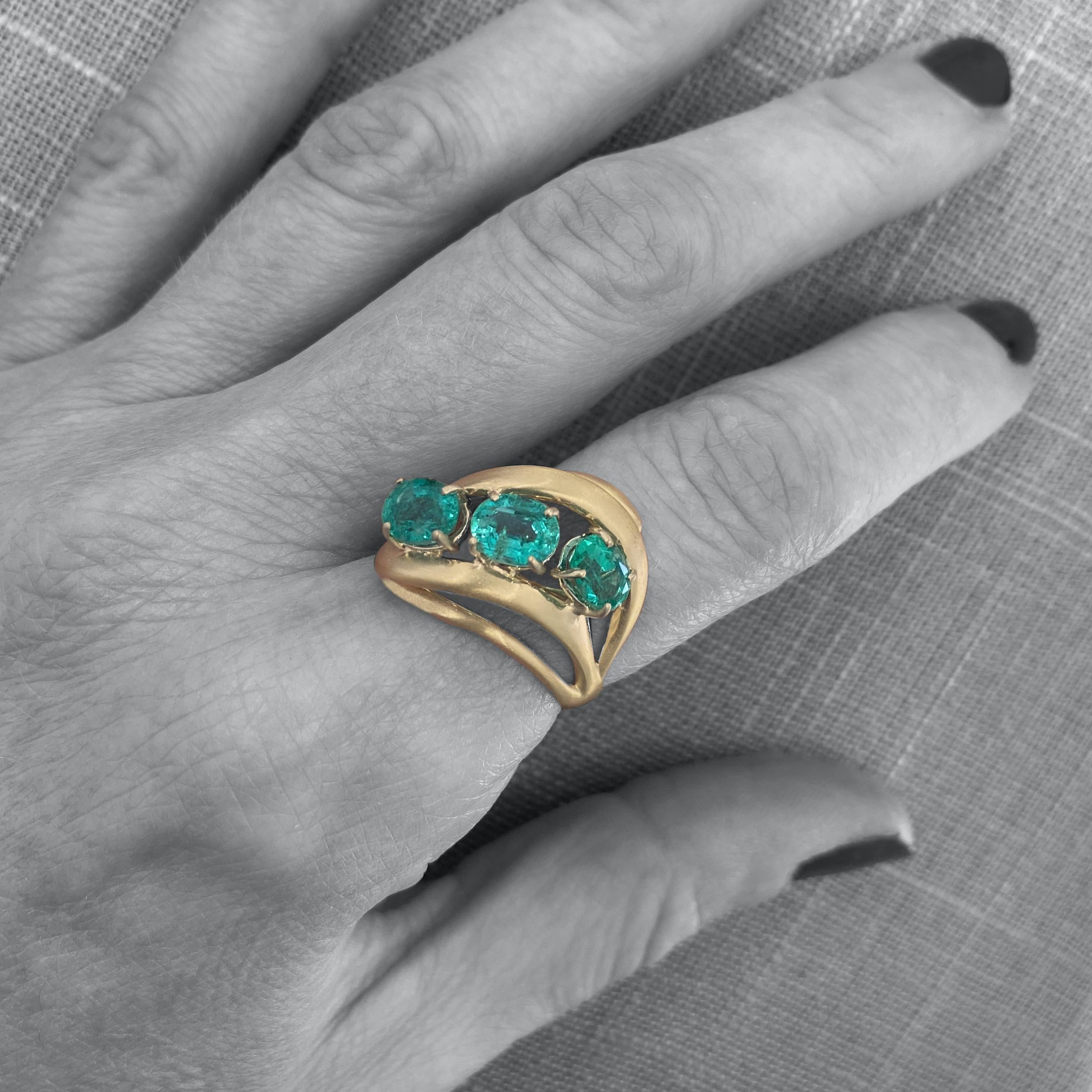 Contemporary Modern Cocktail Ring Featuring Three Oval Emeralds in Yellow Gold, Circa 1970 For Sale