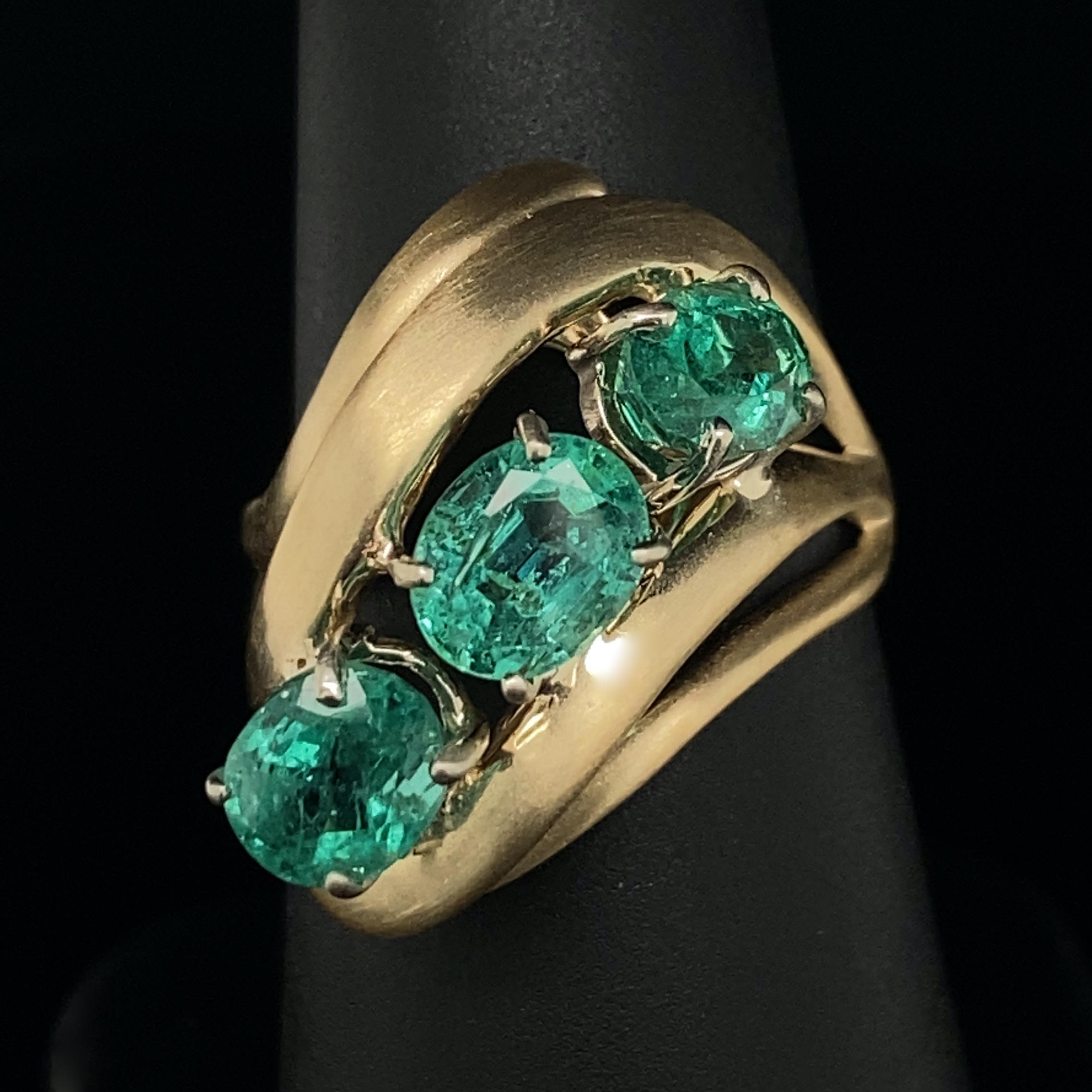 Modern Cocktail Ring Featuring Three Oval Emeralds in Yellow Gold, Circa 1970 In Excellent Condition For Sale In Sherman Oaks, CA