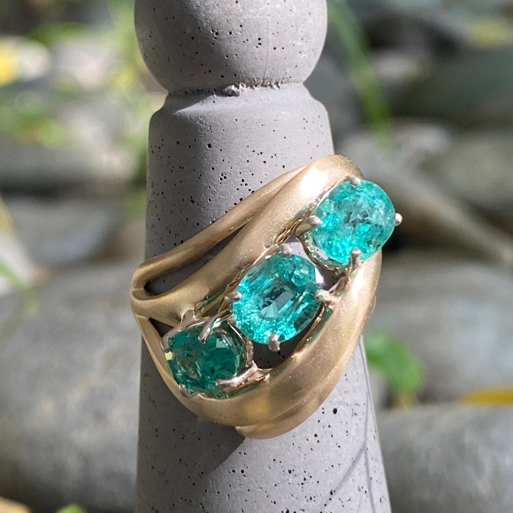 Women's or Men's Modern Cocktail Ring Featuring Three Oval Emeralds in Yellow Gold, Circa 1970 For Sale