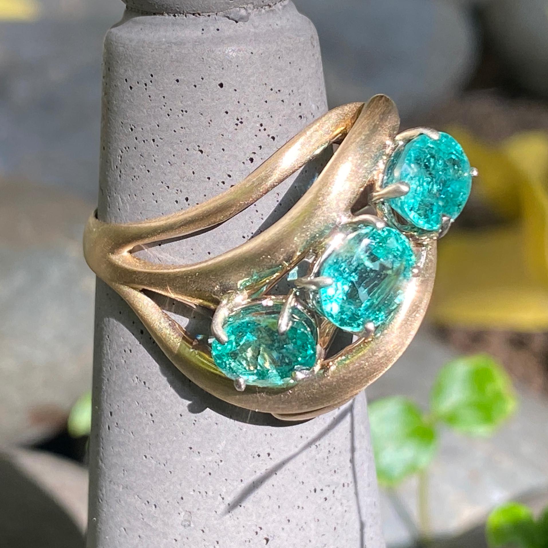 Modern Cocktail Ring Featuring Three Oval Emeralds in Yellow Gold, Circa 1970 For Sale 1