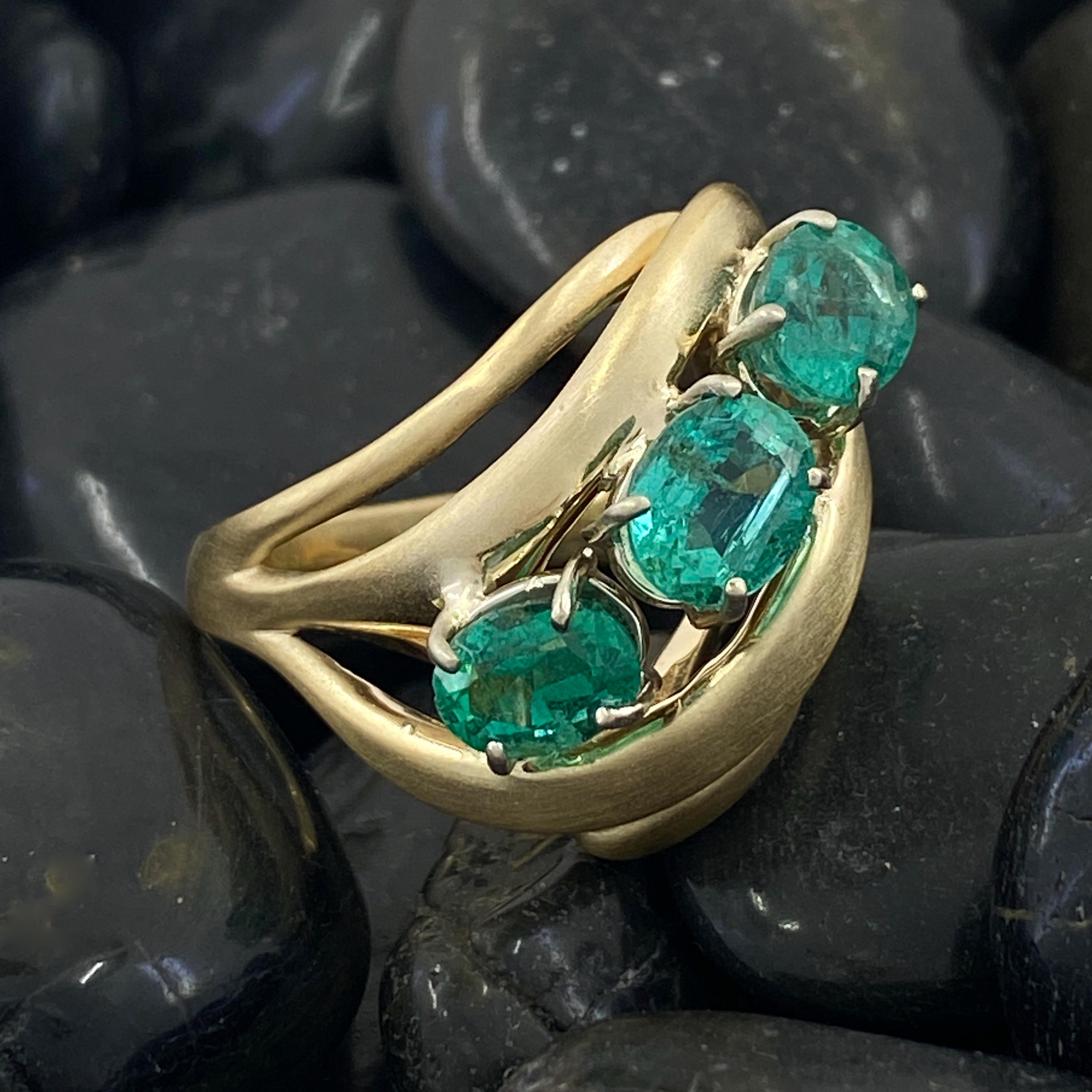 Modern Cocktail Ring Featuring Three Oval Emeralds in Yellow Gold, Circa 1970 For Sale 2