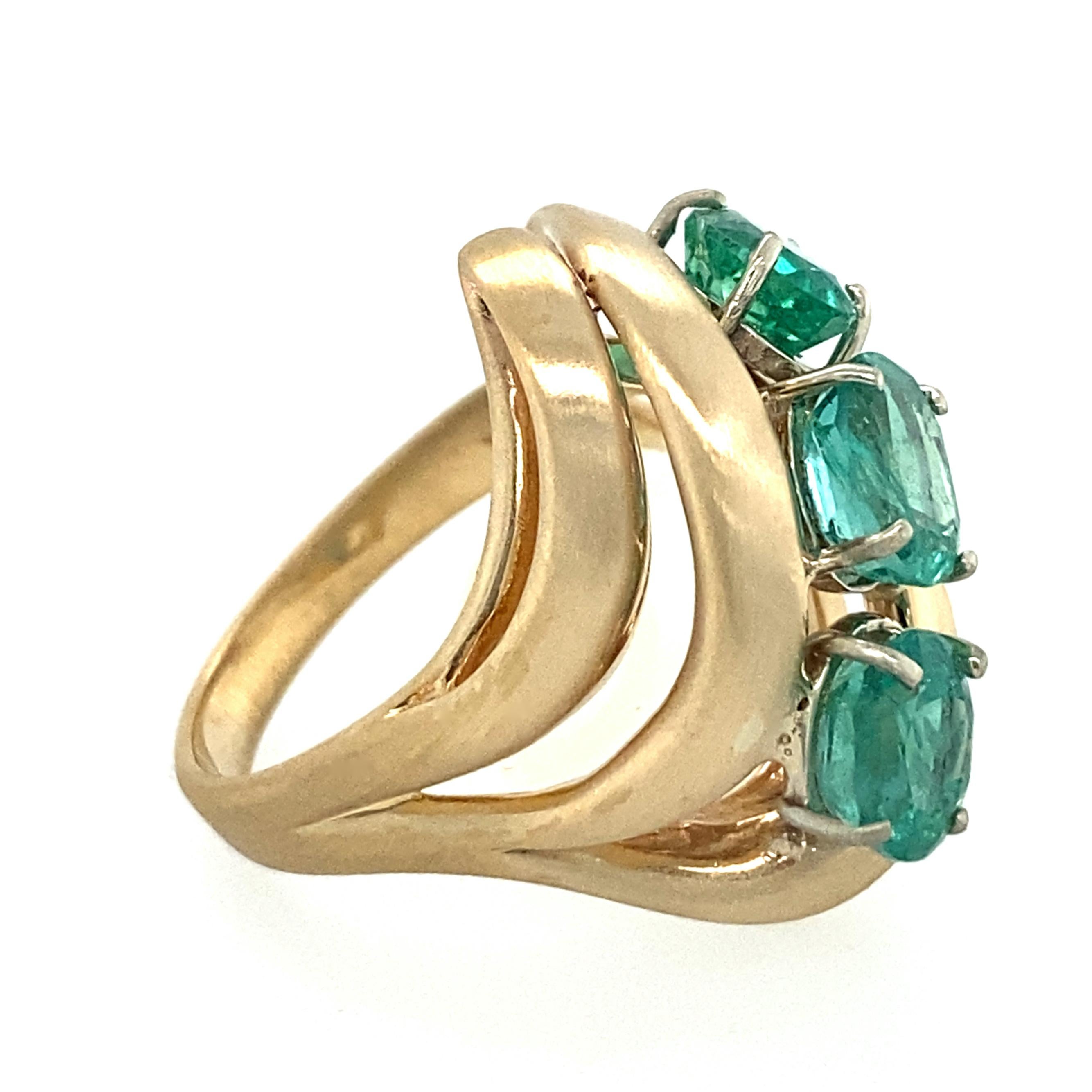 Modern Cocktail Ring Featuring Three Oval Emeralds in Yellow Gold, Circa 1970 For Sale 3