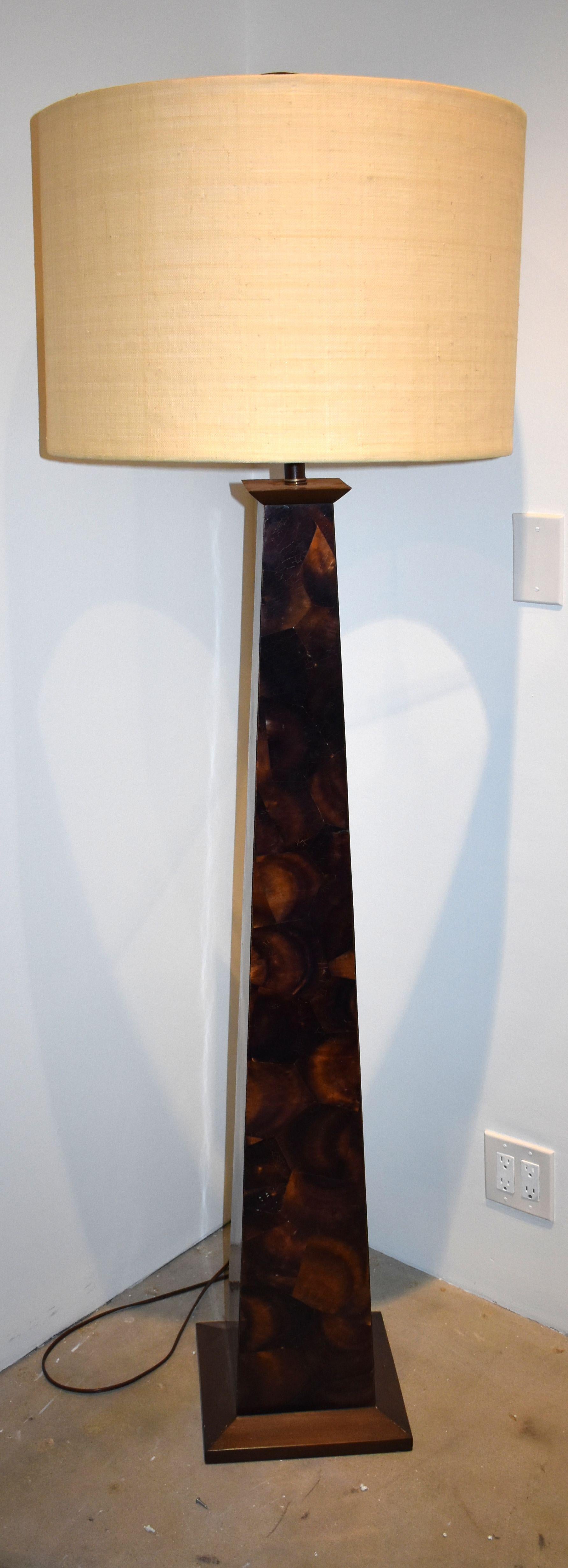 Lampe de table d'extrémité moderne du milieu du siècle avec incrustation de coquille de noix de coco et abat-jour personnalisé.
