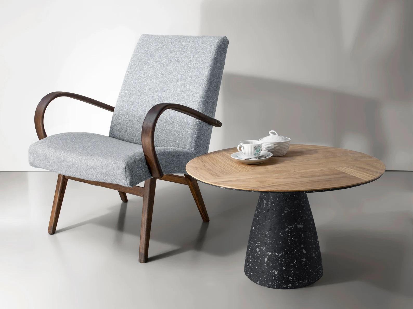 Table basse moderne par Kasanai
Dimensions : D 63 x H 40 cm.
MATERIAL : Chêne, ciment, papier recyclé, colle, peinture.
15 kg.

L'inspiration visuelle de la table basse est une combinaison de bois naturel et de béton. Ces deux matériaux opposés