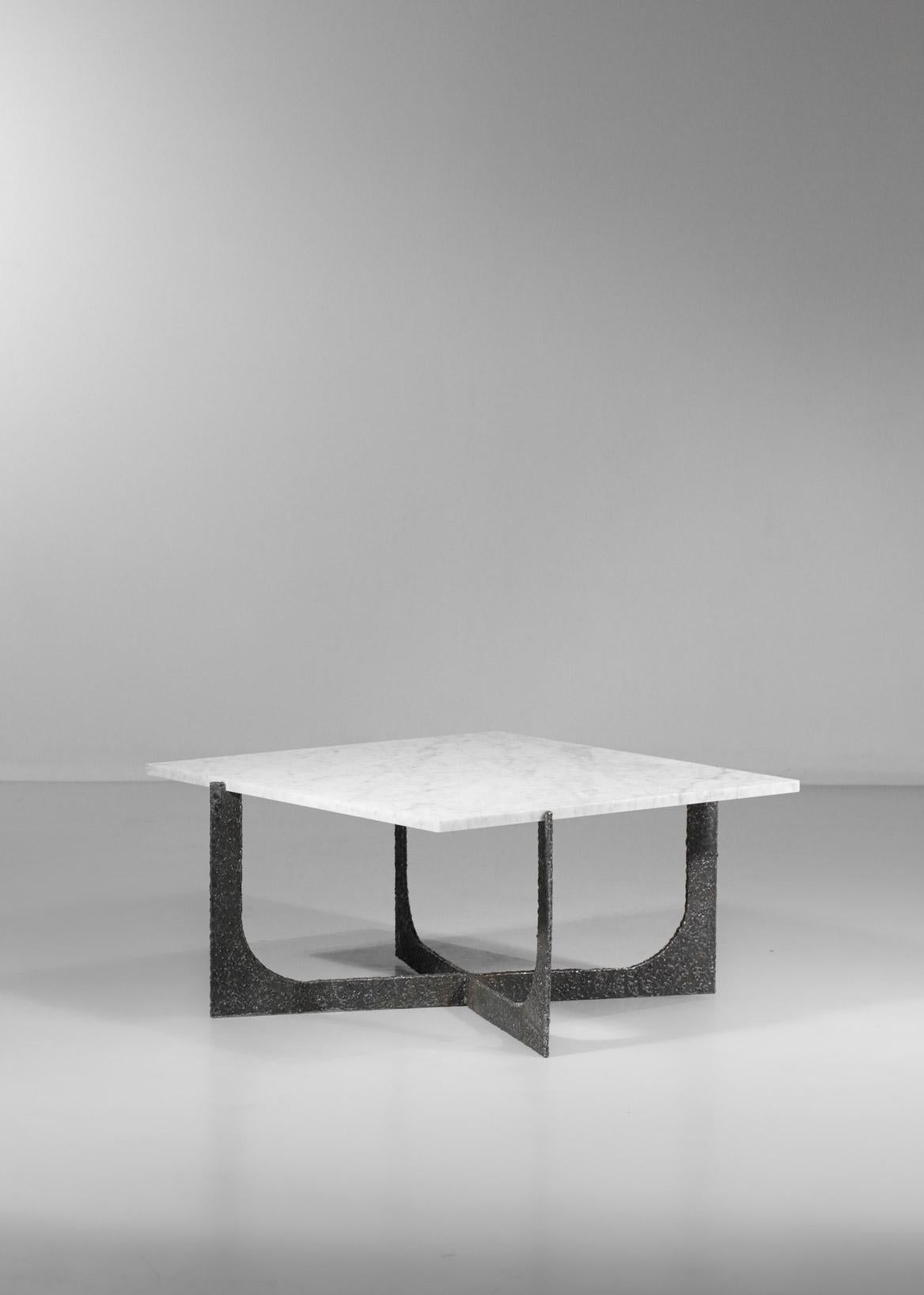 Modern handcrafted coffee table by artist Donna in a contemporary brutalist style. Welded metal structure and white marble top. Unique handmade piece. Excellent condition, modern creation (cf photo).