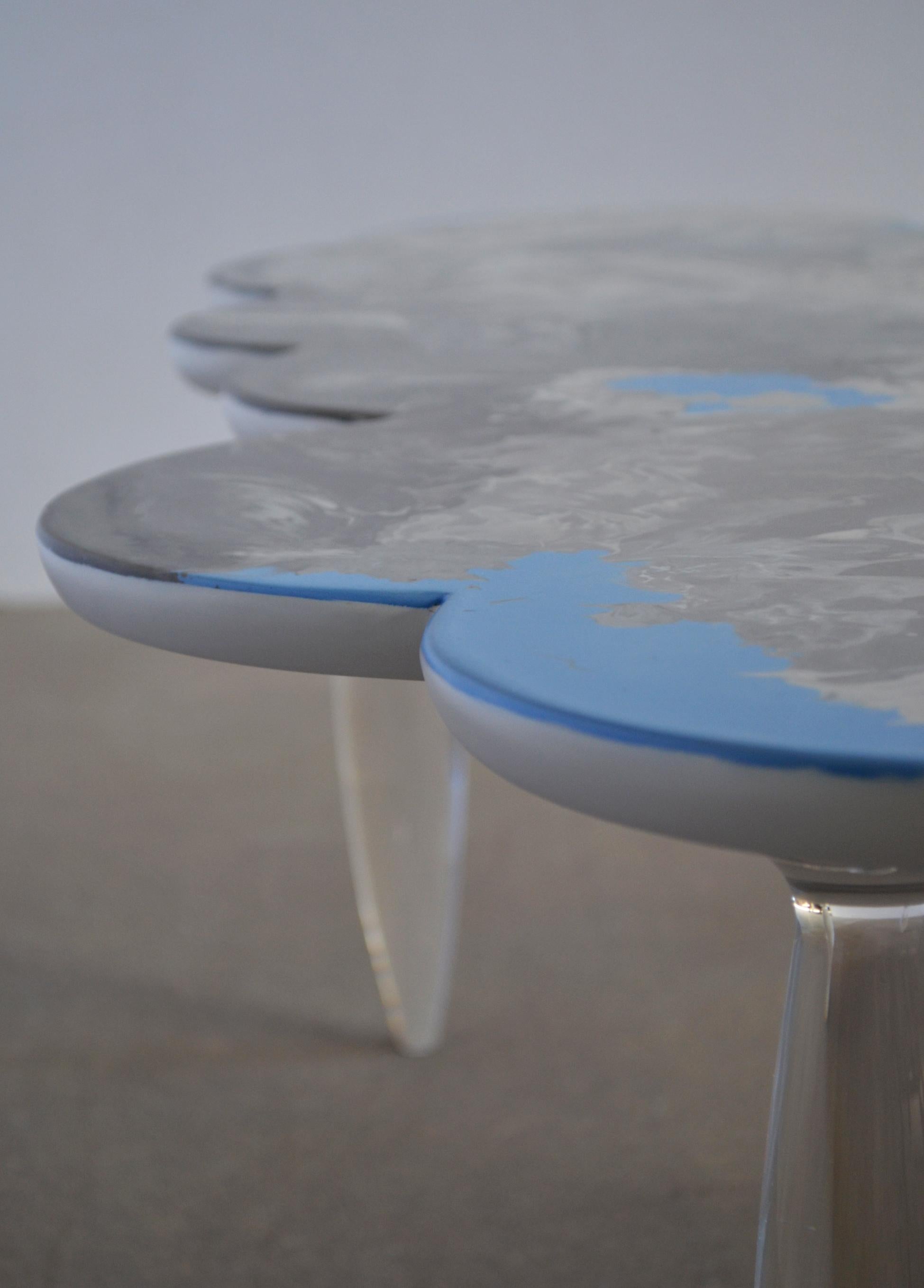 Modern Tavolino nuvola in scagliola, basi plexiglass fatto a mano in italia disponibile