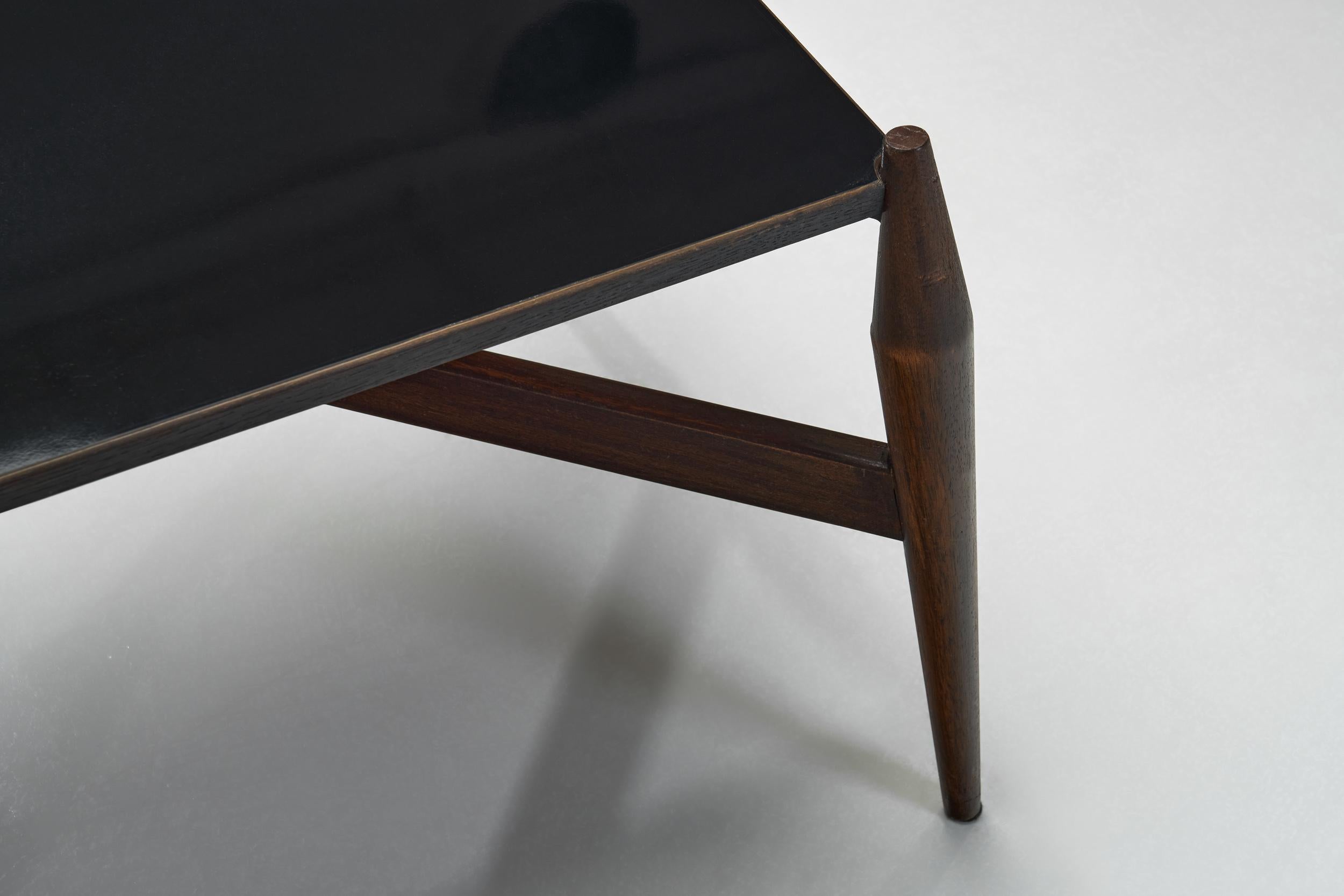 Mesa de centro moderna de fórmica negra y madera, Europa ca. 1950 en venta 8