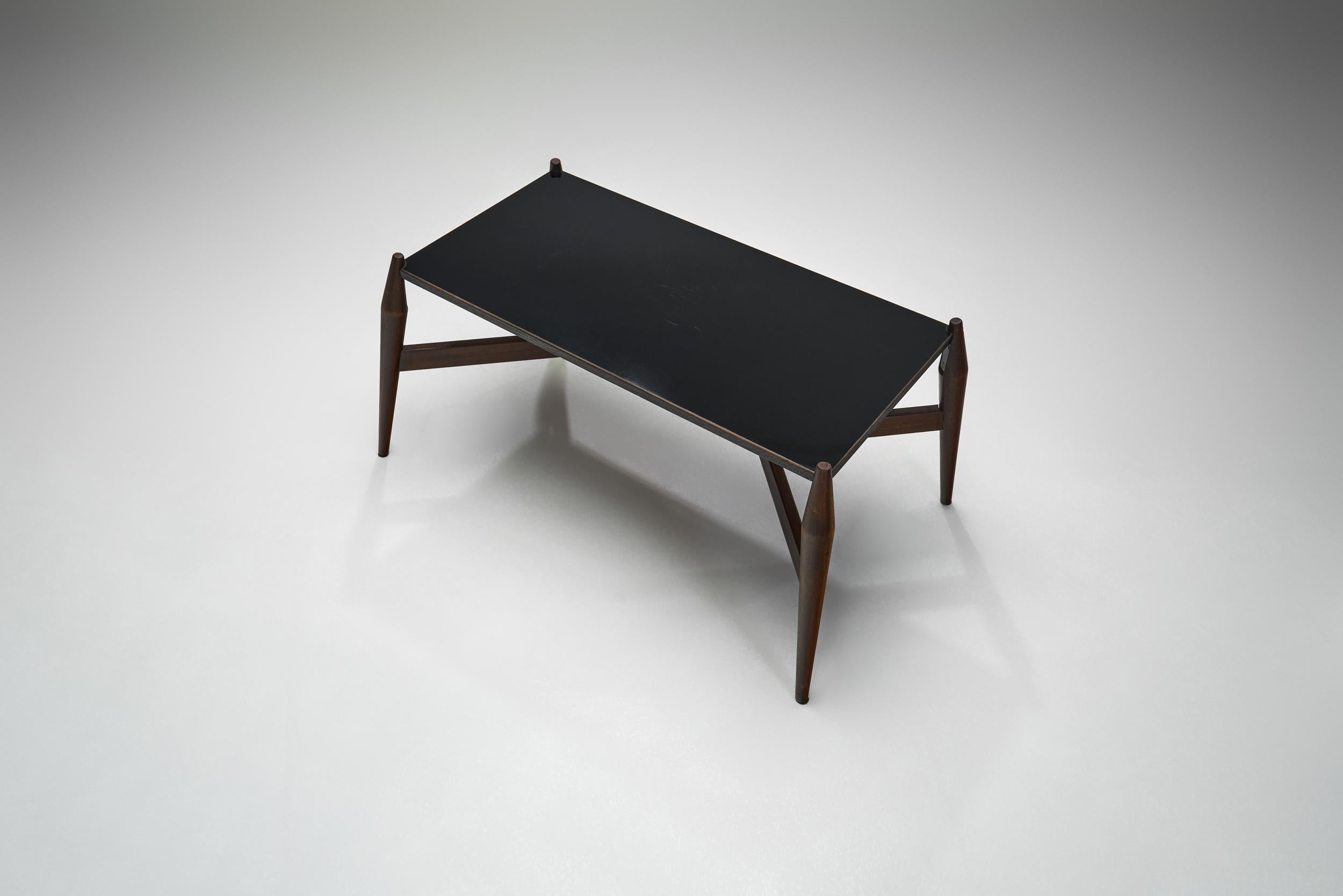 Mesa de centro moderna de fórmica negra y madera, Europa ca. 1950 Madera en venta