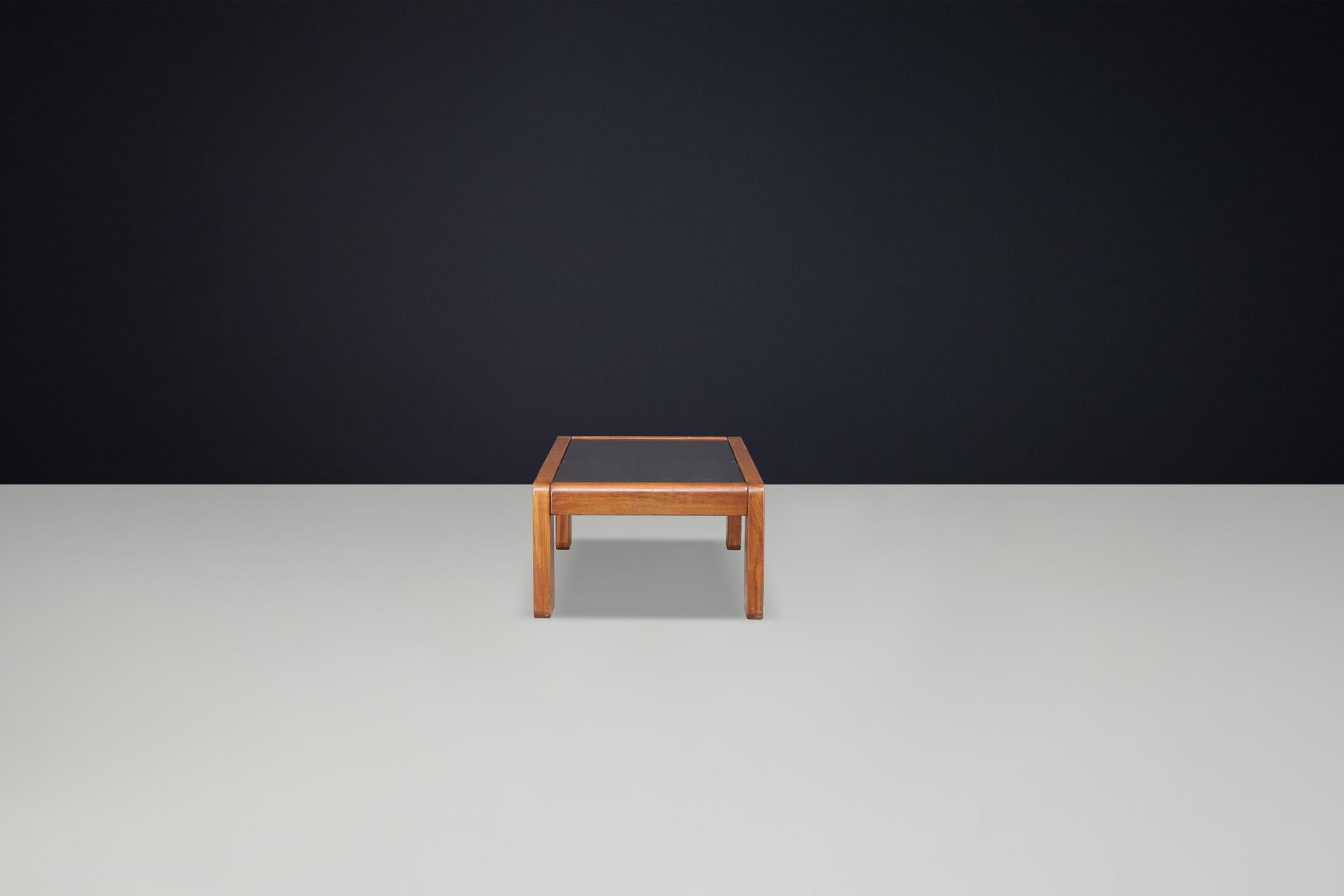 Moderner Couchtisch aus Ulme und Rauchglas von Maison Regain, Frankreich 1970er Jahre. (Moderne der Mitte des Jahrhunderts) im Angebot