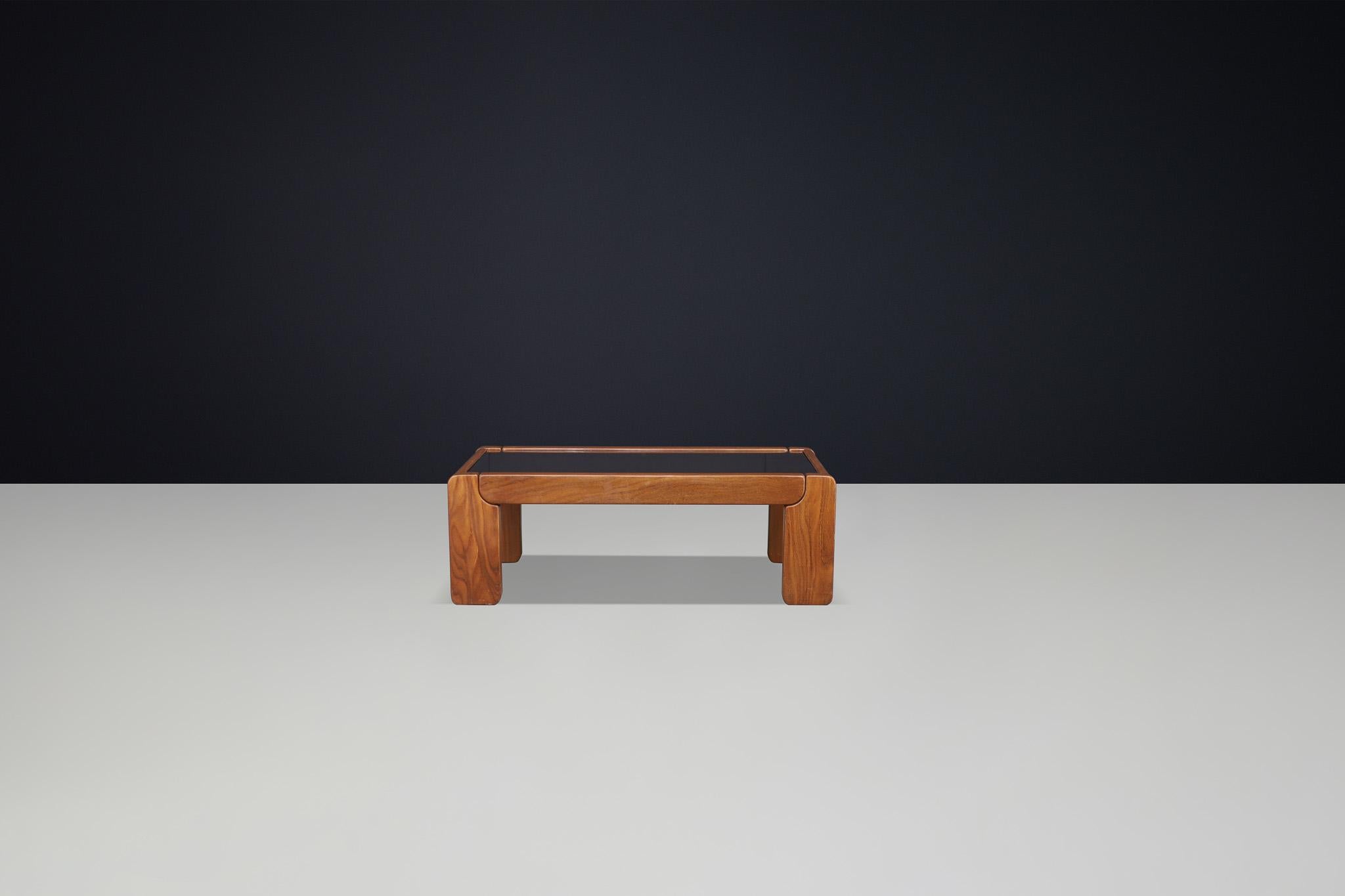 Moderner Couchtisch aus Ulme und Rauchglas von Maison Regain, Frankreich 1970er Jahre. (Französisch) im Angebot