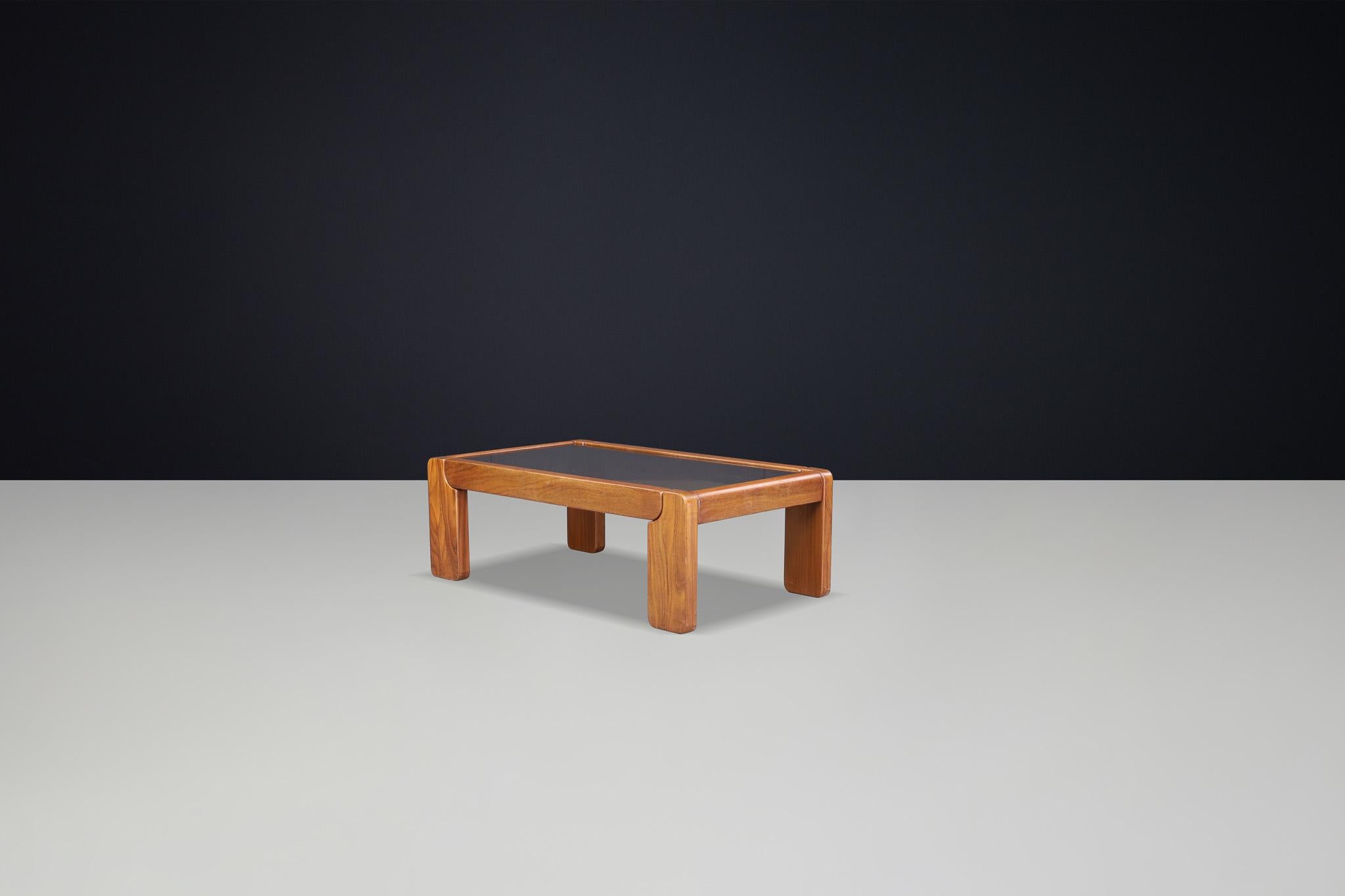 Moderner Couchtisch aus Ulme und Rauchglas von Maison Regain, Frankreich 1970er Jahre. im Zustand „Gut“ im Angebot in Almelo, NL