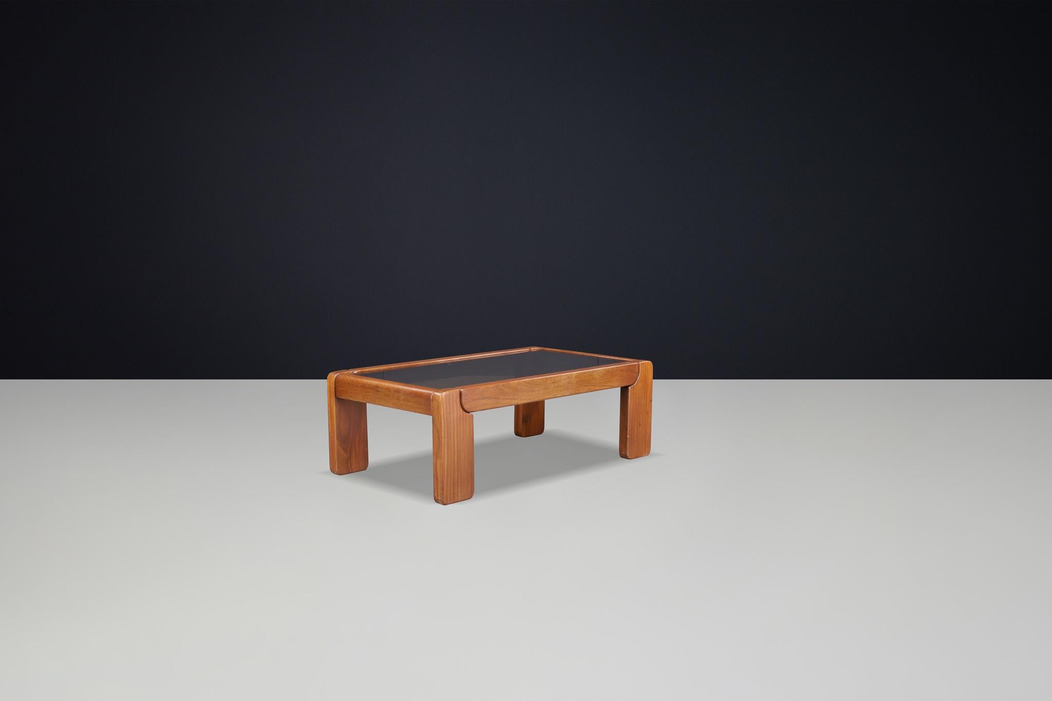 Moderner Couchtisch aus Ulme und Rauchglas von Maison Regain, Frankreich 1970er Jahre. (Ende des 20. Jahrhunderts) im Angebot