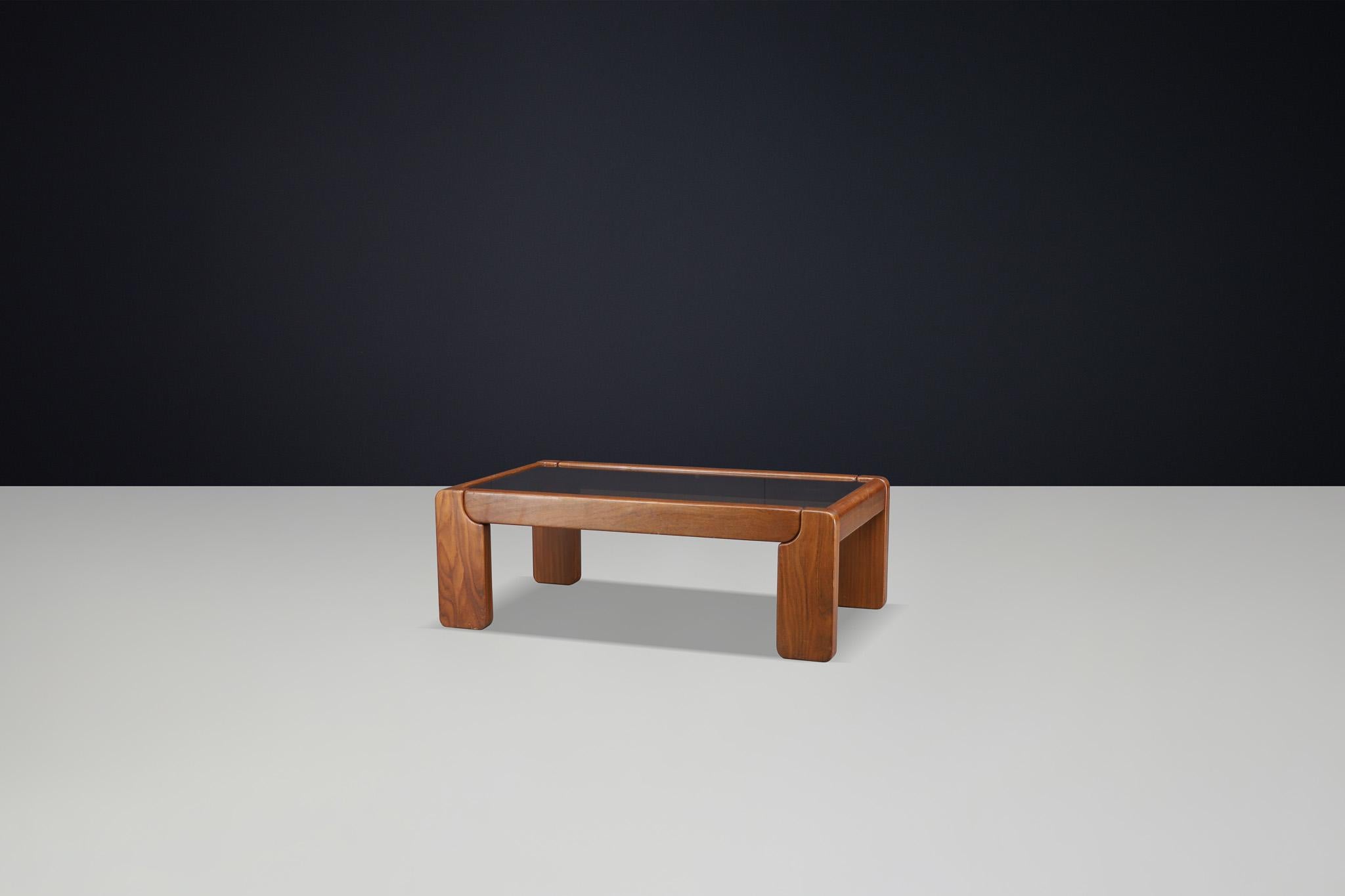 Moderner Couchtisch aus Ulme und Rauchglas von Maison Regain, Frankreich 1970er Jahre. im Angebot 1
