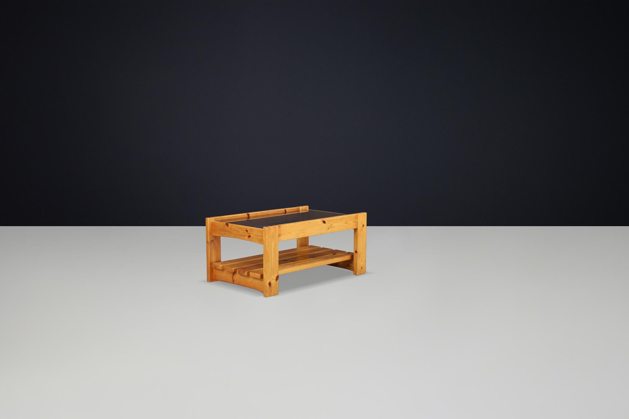 Tavolino moderno in pino e vetro fumé di Maison Regain, Francia anni '70.

Questo tavolino moderno, realizzato in legno di pino e vetro affumicato, è stato progettato da Maison Regain in Francia negli anni '70. Il suo design sorprendente lo rende