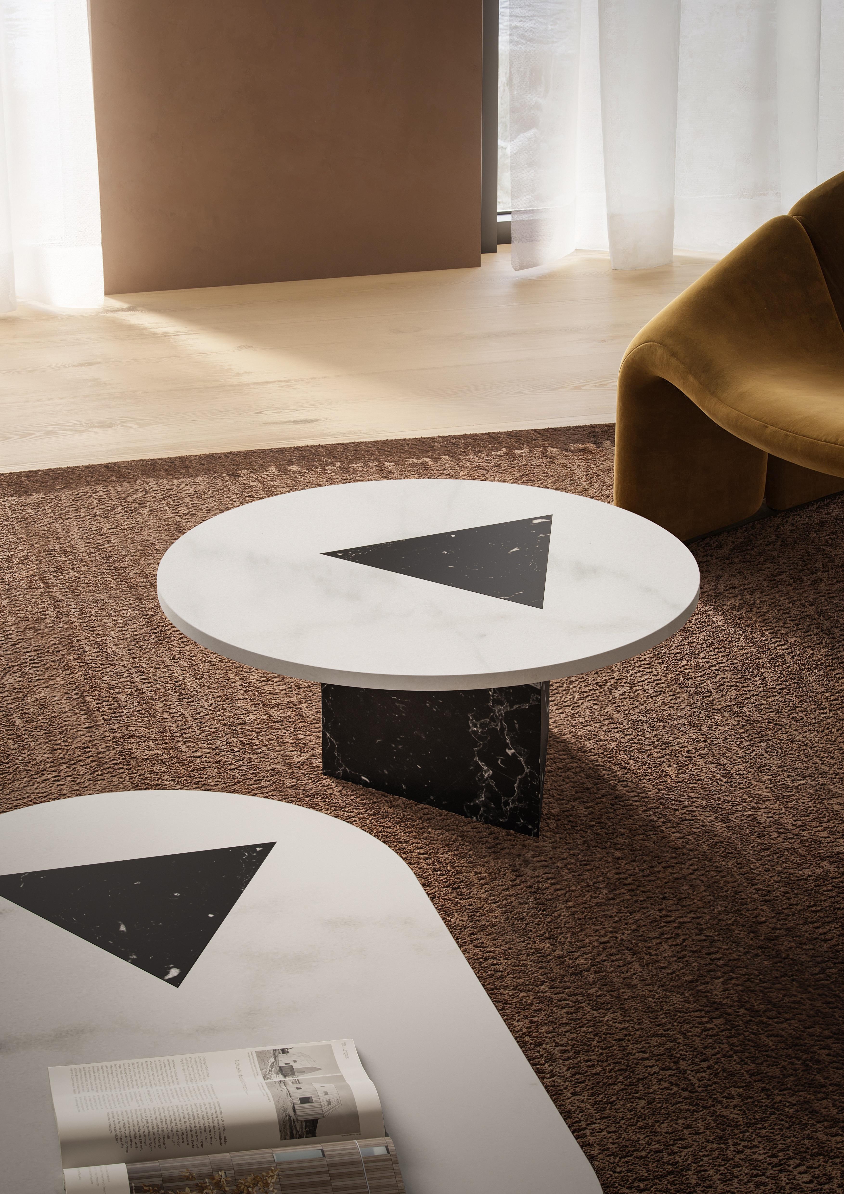 Tavolino da caffè in marmo nero Marquinia e bianco Michelangelo 
Dimensioni: ⌀ 70 x 33 cm. ⌀ 27,6 x 13 pollici. 

Nome commerciale: Nysa M - Tavolino in marmo nero Marquinia e bianco Michelangelo, Collezione Attis del designer/architetto italiano