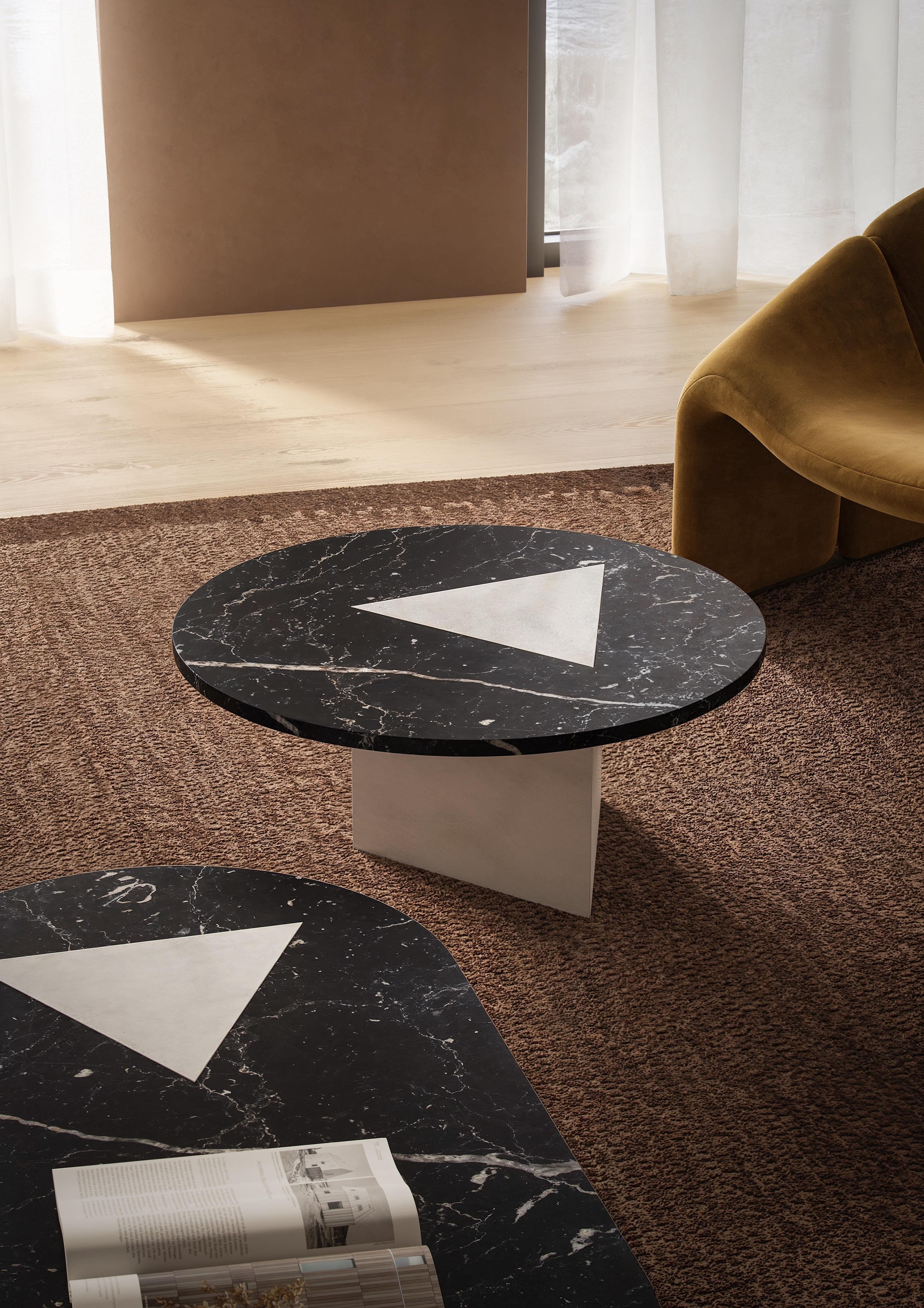 Tavolino da caffè in marmo Whiting Michelangelo e Nero Michelangelo 
Dimensioni: ⌀ 70 x 33 cm. ⌀ 27,6 x 13 pollici. 

Nome commerciale: Nysa M - Tavolino in marmo Bianco Michelangelo e Nero Marquinia, Collezione Attis del designer/architetto