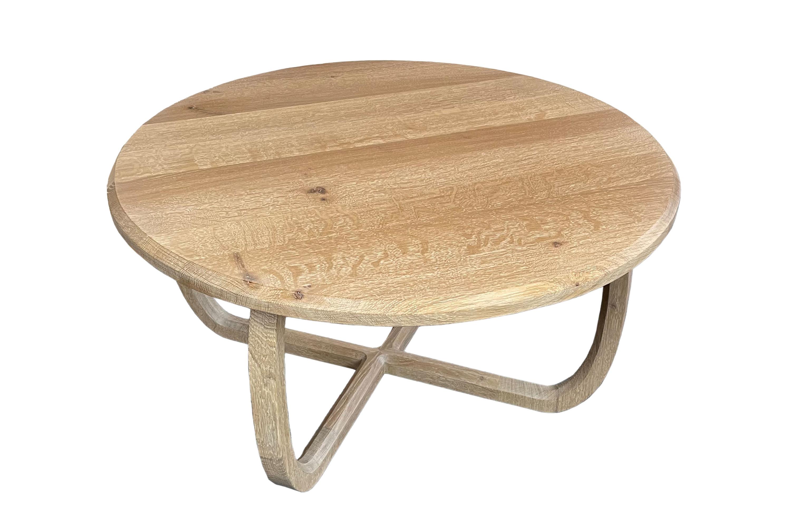 Table basse moderne en chêne avec des pieds délicats. Cette table basse a été fabriquée dans notre atelier de menuiserie. La surface a été traitée avec une huile blanche. 
Sur demande, la table est disponible en différents bois, dimensions et