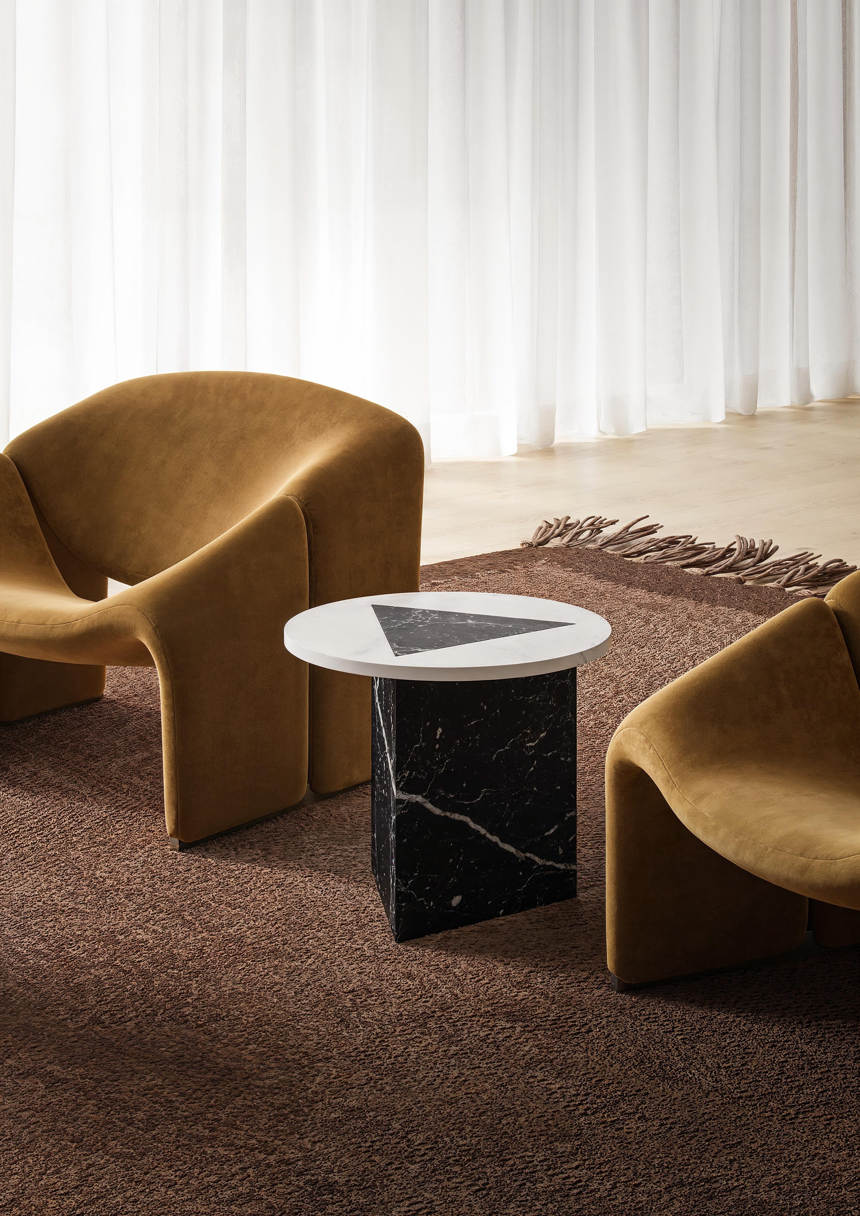 Mesa de centro en Marquinia negra y Michelangelo blanco y mármol 
Tamaño: ⌀ 50 x 43 cm. - ⌀ 19,7 x 16,9 pulg. 

Nombre comercial: Nysa S - Mesa baja de mármol Negro Marquinia y Blanco Michelangelo, Colección Attis del diseñador/arquitecto italiano