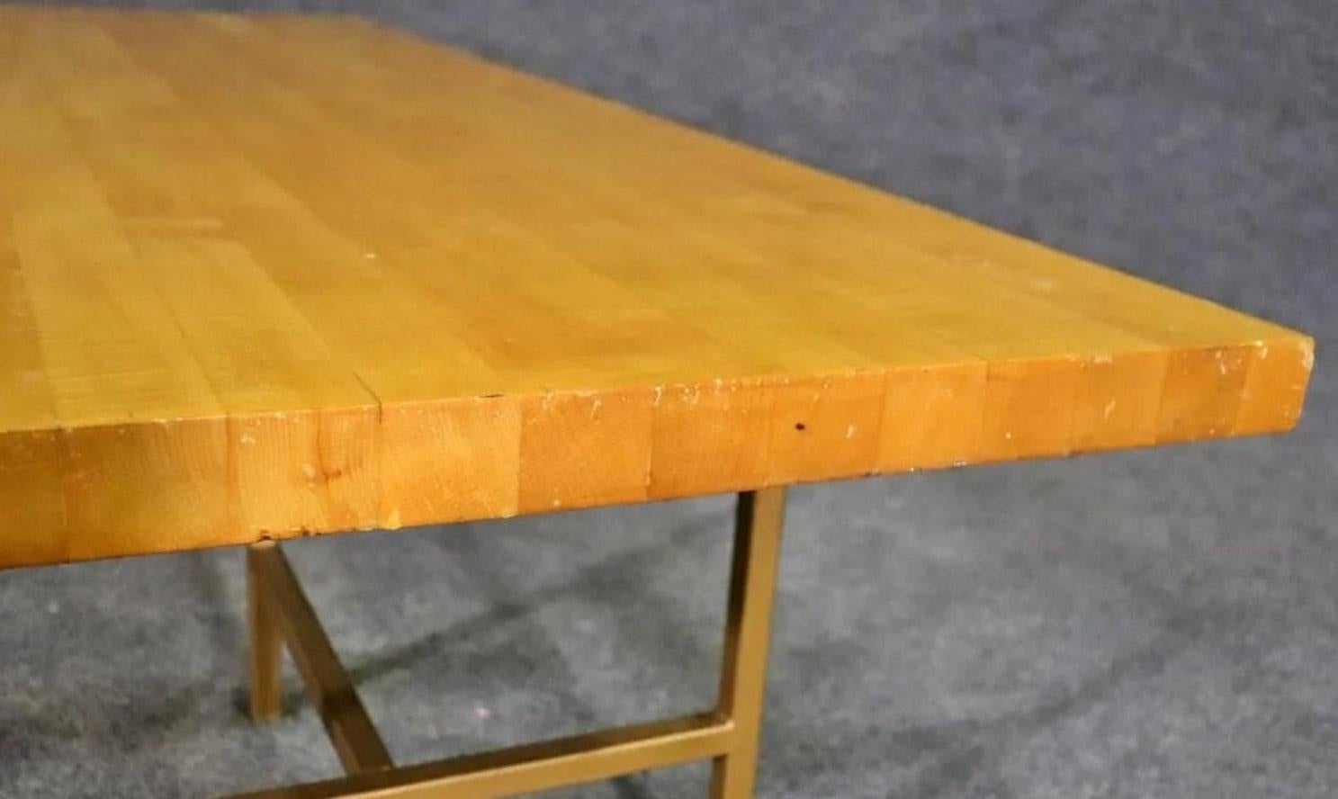 Table basse moderne avec base en métal en vente 1