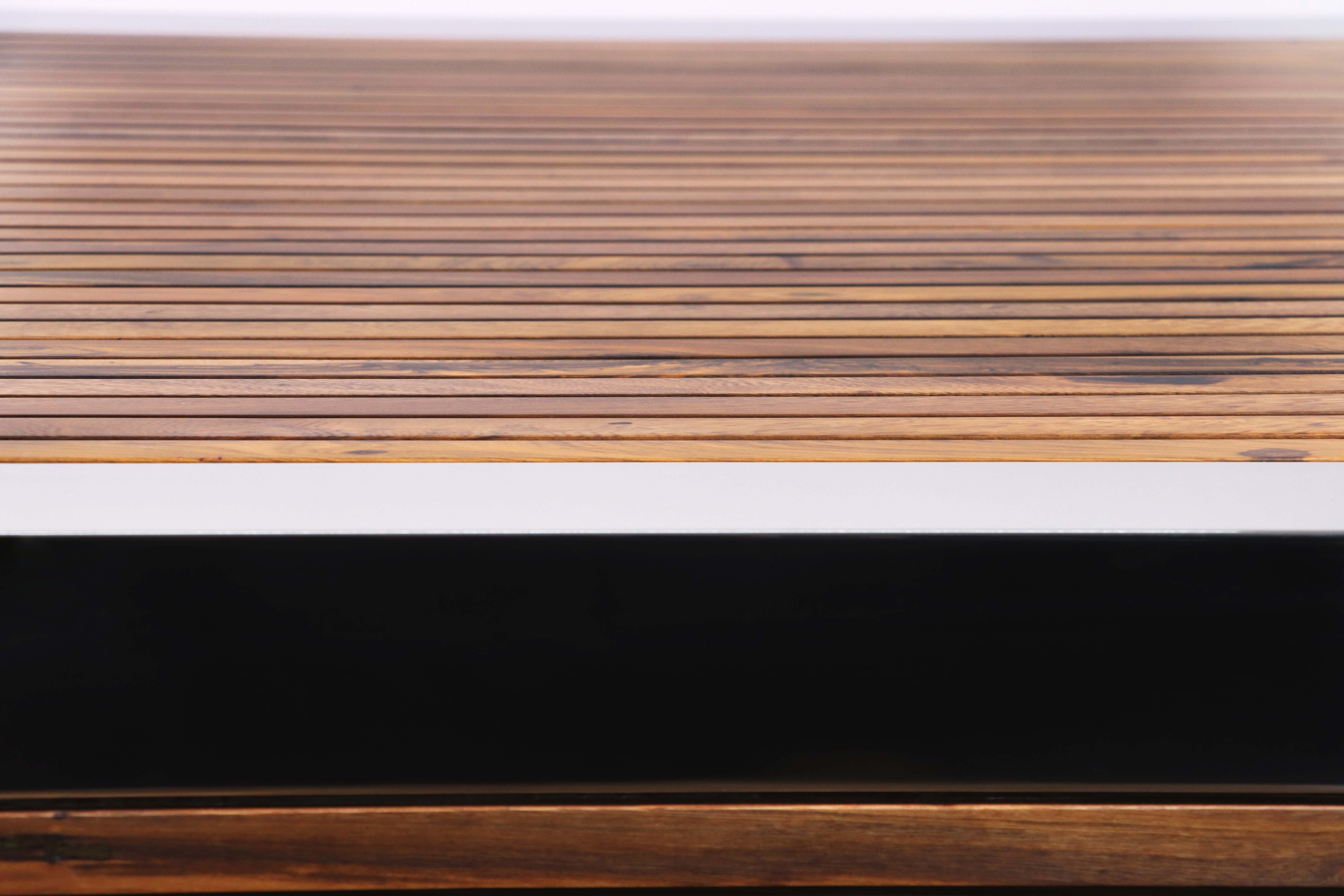 Table basse moderne avec lattes de bois exotique et détails en métal nickelé, Argilla en vente 1