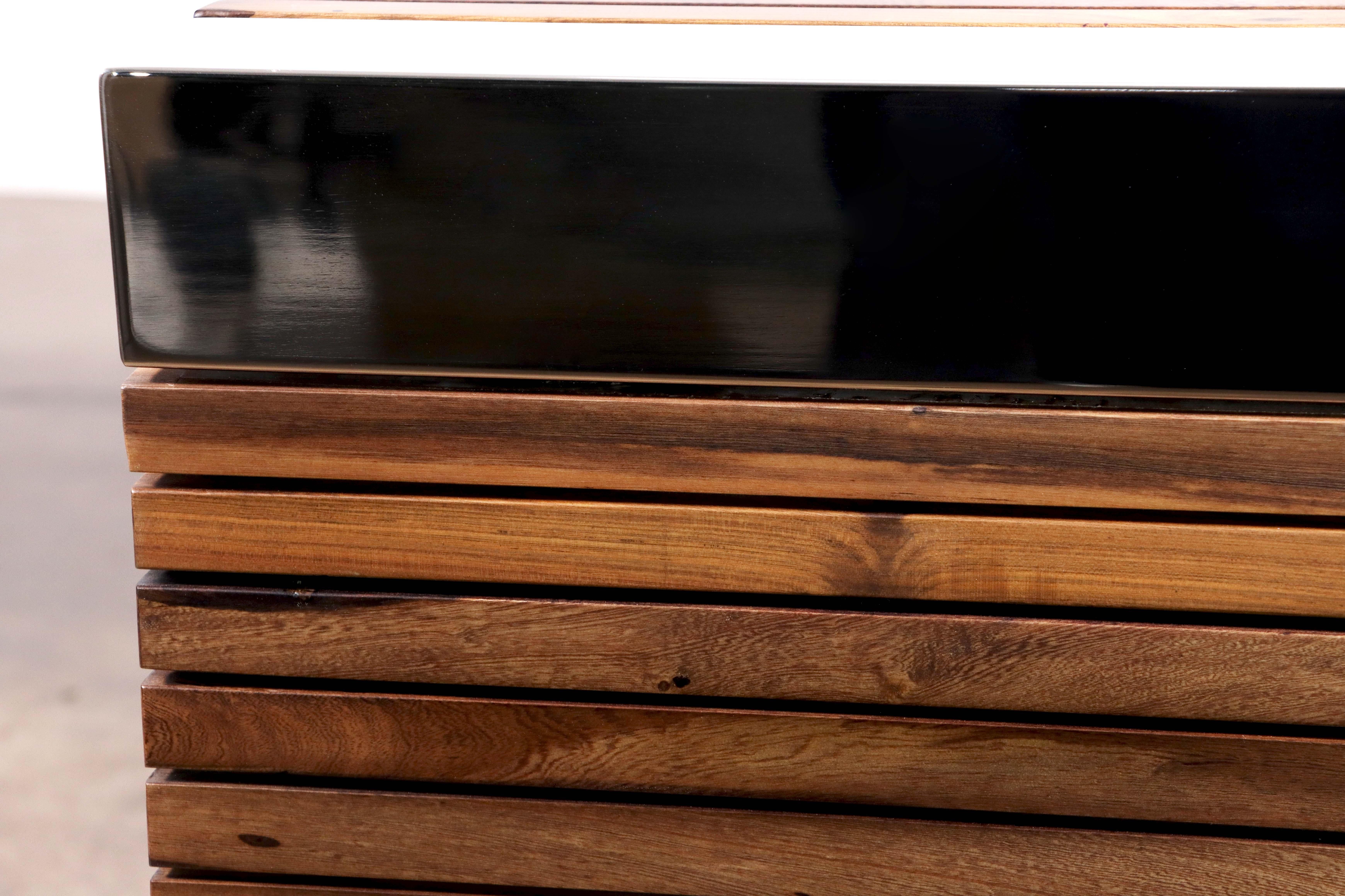 Table basse moderne avec lattes de bois exotique et détails en métal nickelé, Argilla en vente 2