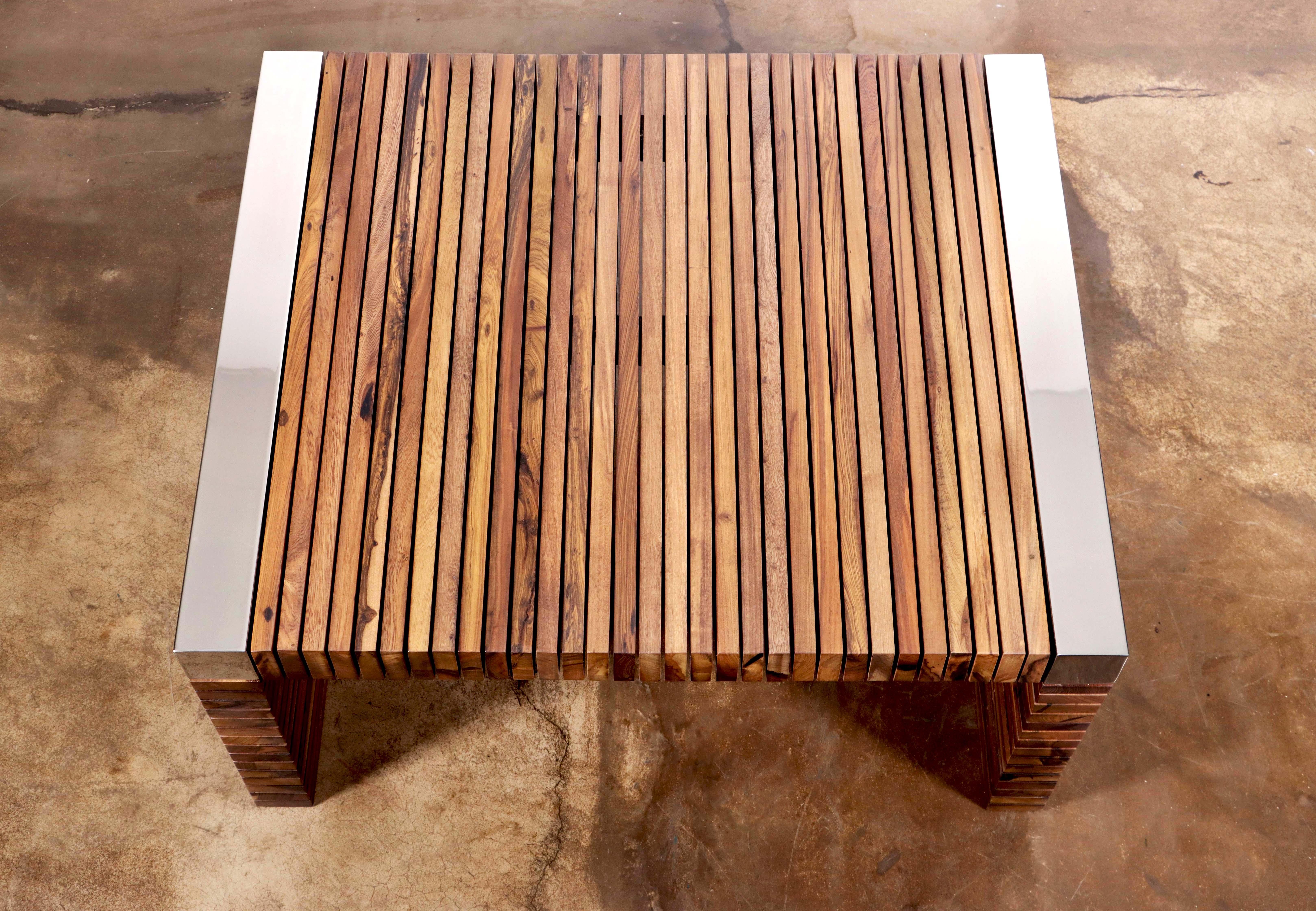 Moderne Table basse moderne avec lattes de bois exotique et détails en métal nickelé, Argilla en vente