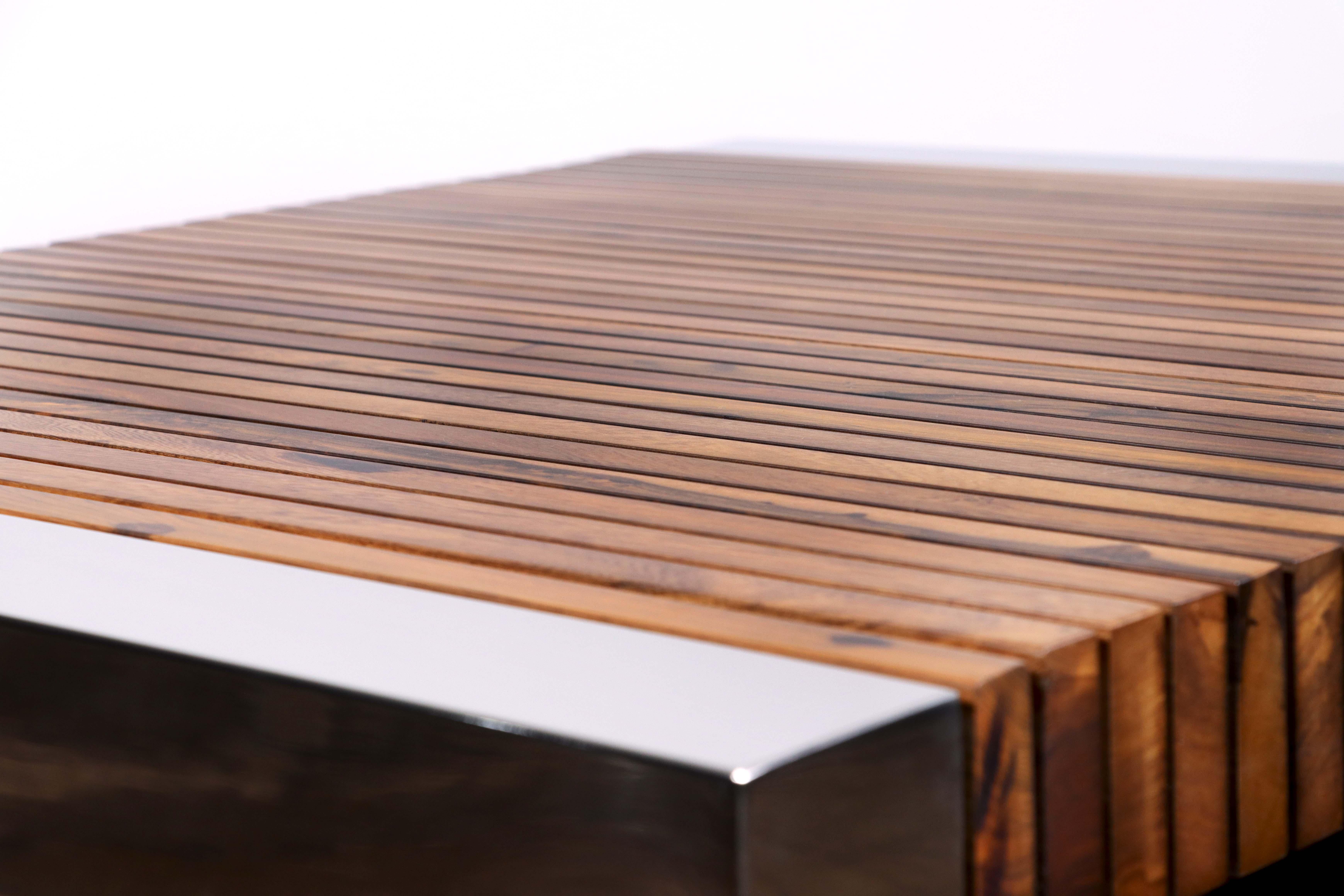 Argentin Table basse moderne avec lattes de bois exotique et détails en métal nickelé, Argilla en vente