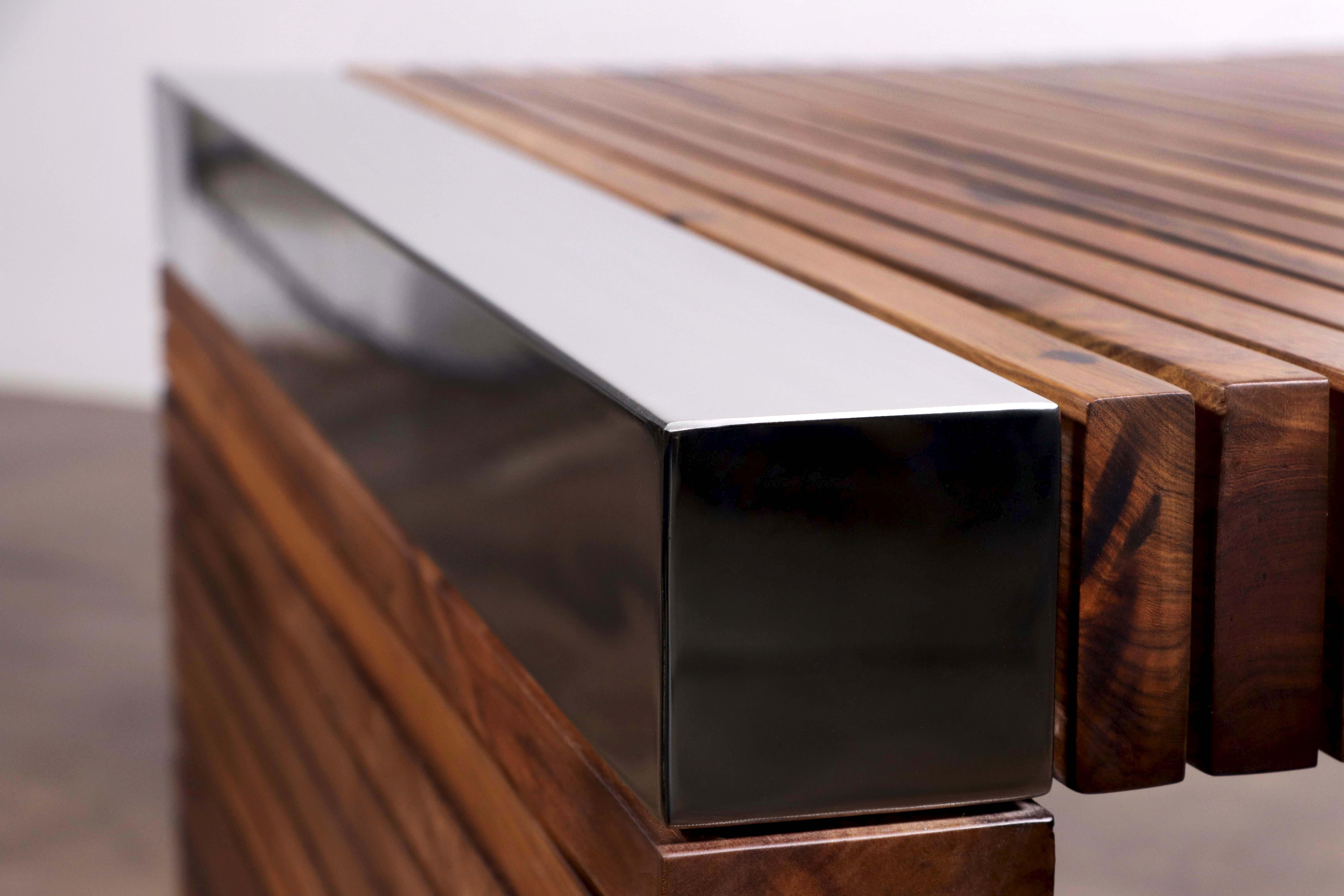 Poli Table basse moderne avec lattes de bois exotique et détails en métal nickelé, Argilla en vente