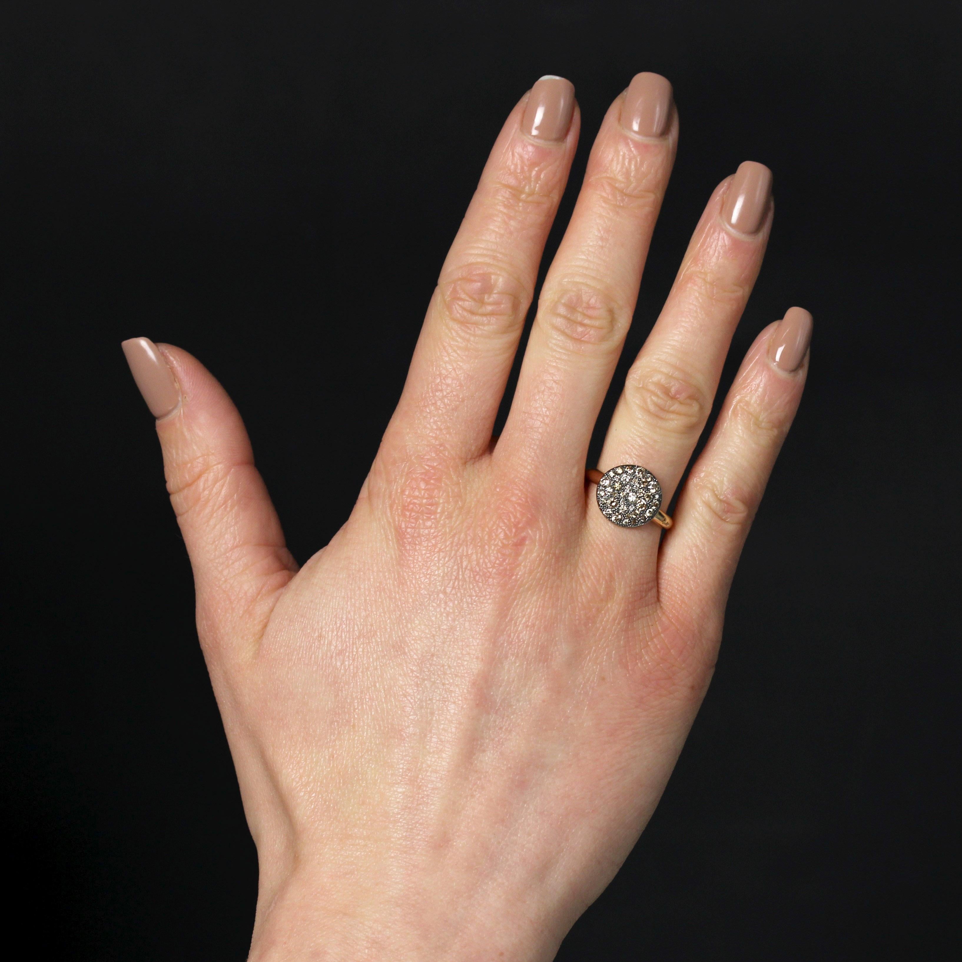 Ring in 18 karat rose gold.
Signed Pomellato, this flat round ring from the Sabbia collection is set with brilliant-cut cognac diamonds on black rhodium plating.
Size 6,5 ; no sizing possible.
Signed and numbered Pomellato.
Diameter : 12.3 mm