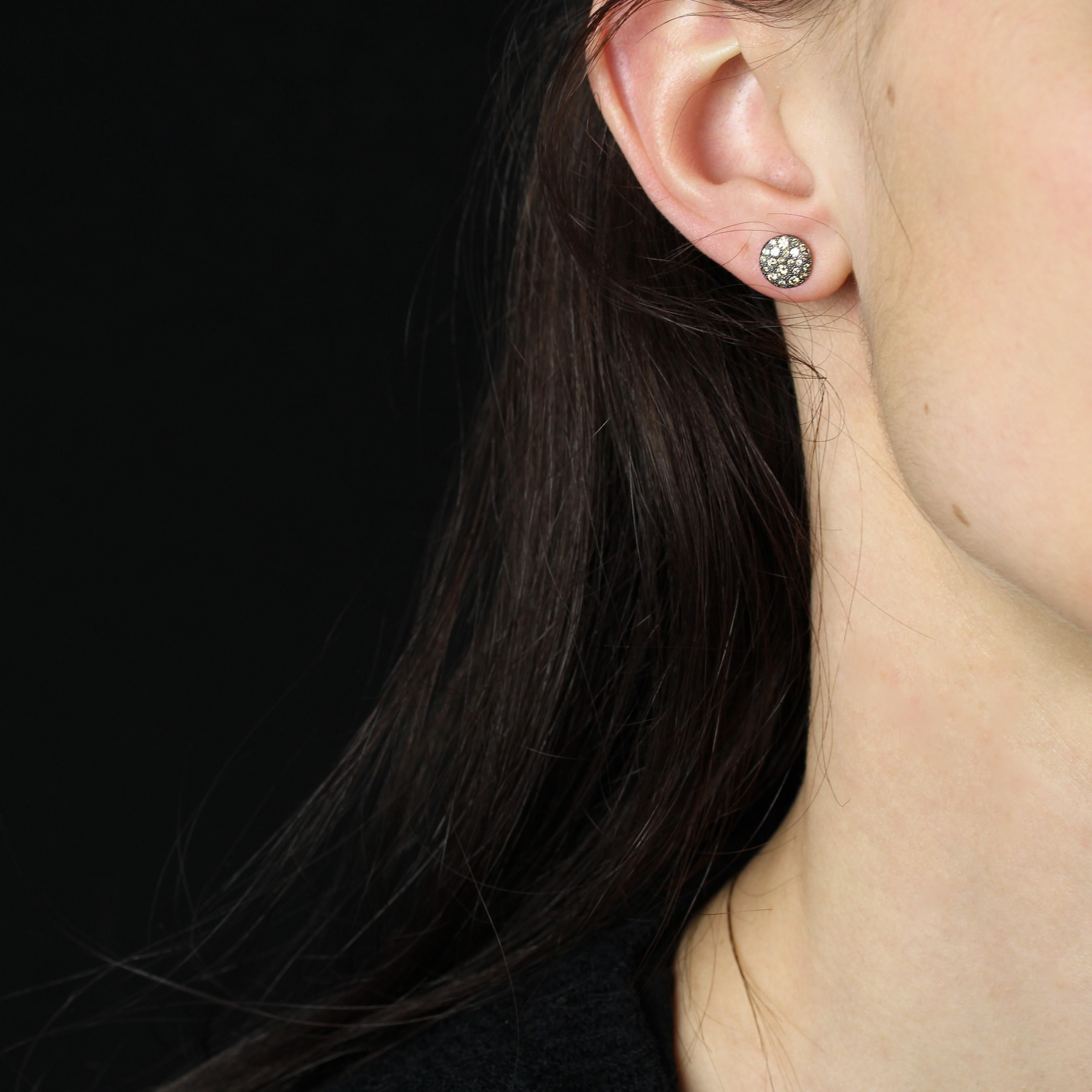 For pierced ears.
Earrings in 18 karat rose gold.
Signed Pomellato, these round earrings are set with brilliant-cut cognac diamonds in a grain setting on black rhodium plating. The fastening system is a snap disc.
Signed and numbered