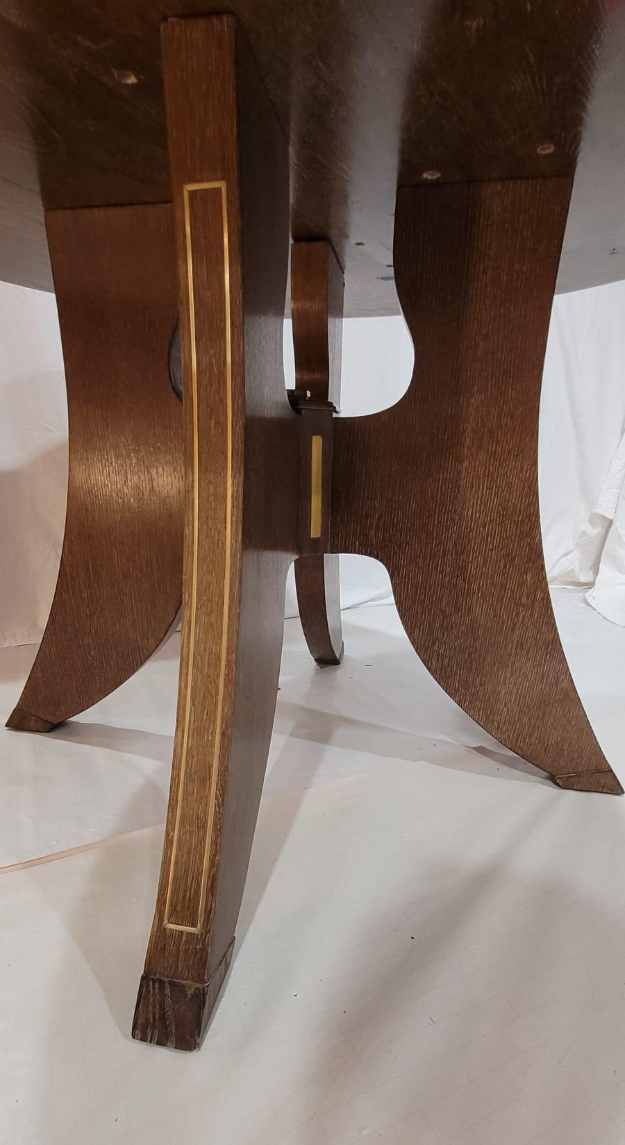 Moderne The Modernity Collective : Table de salle à manger en Oak massif avec incrustation en laiton en vente