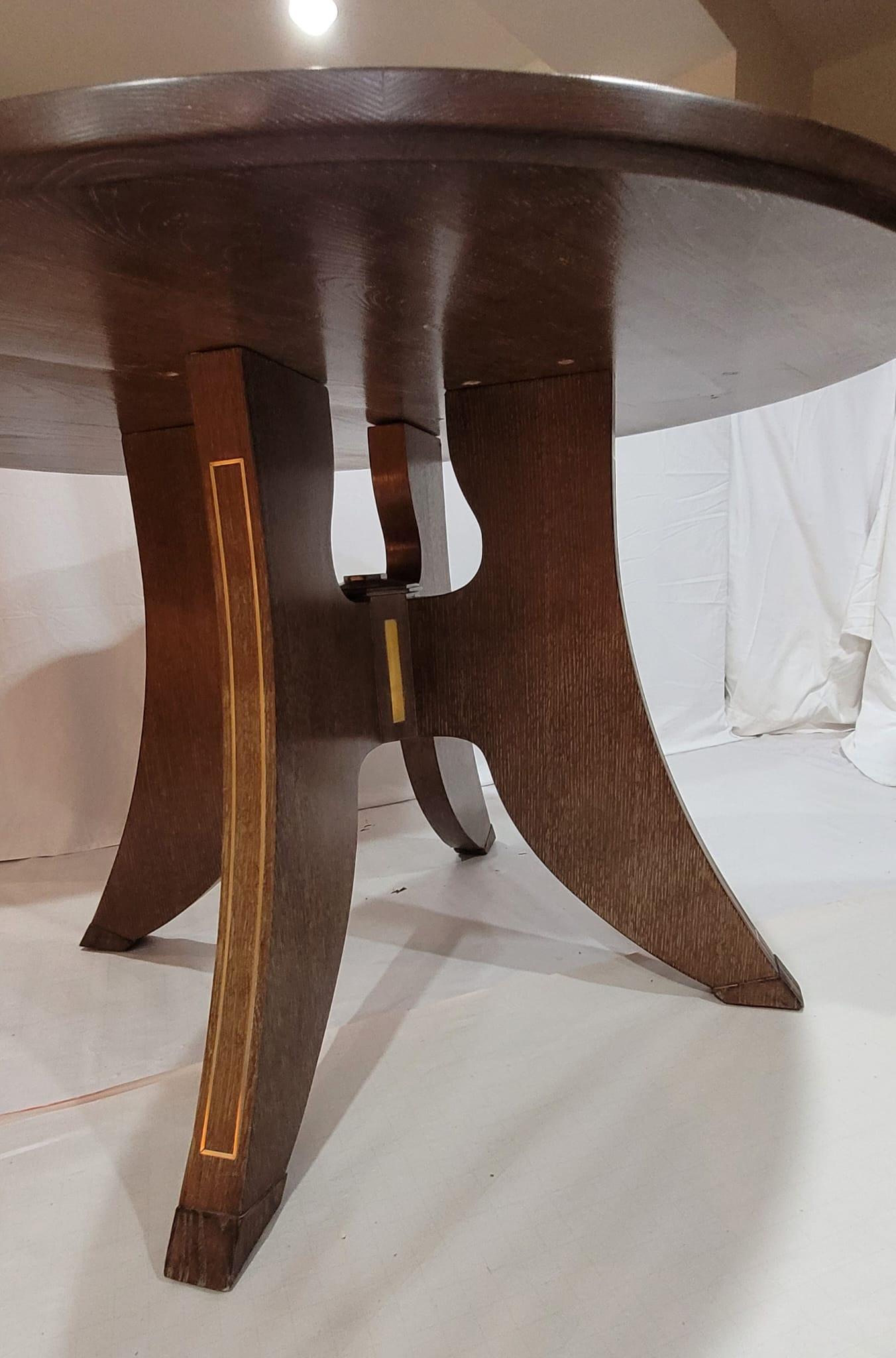 Américain The Modernity Collective : Table de salle à manger en Oak massif avec incrustation en laiton en vente