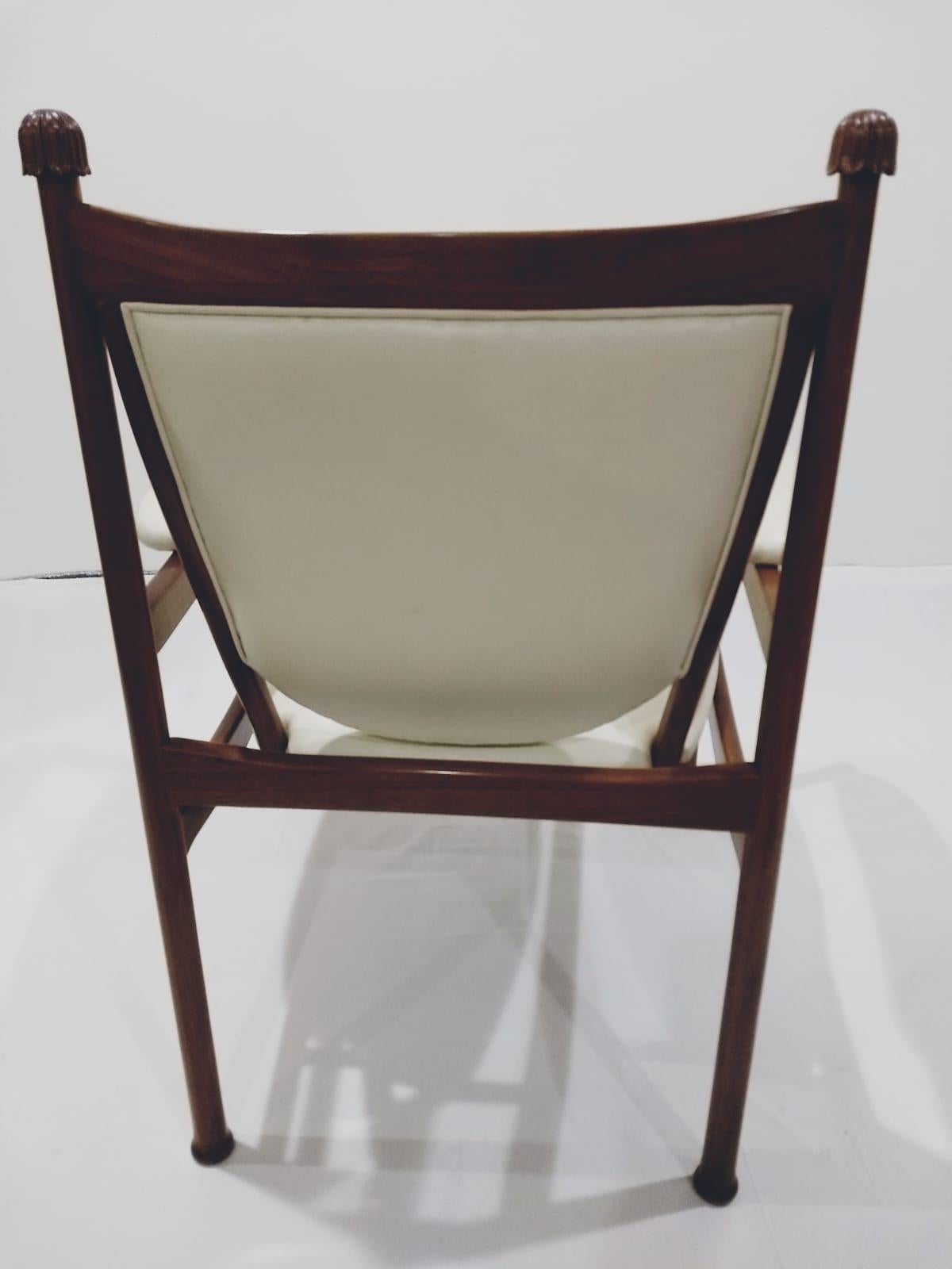 Modern Collection: Massivholz Nussbaum Apostel  Sessel mit weißem Leder (Moderne) im Angebot