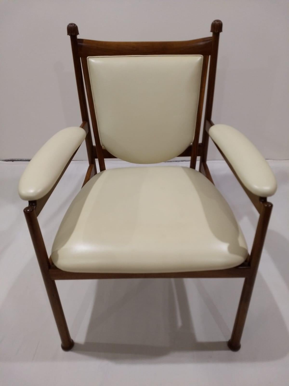 Modern Collection: Massivholz Nussbaum Apostel  Sessel mit weißem Leder (amerikanisch) im Angebot