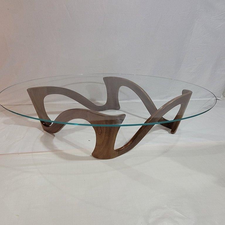 Moderne The Moderns Table à café en noyer massif avec plateau en verre  Polissage français en vente