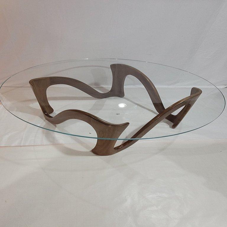 Américain The Moderns Table à café en noyer massif avec plateau en verre  Polissage français en vente