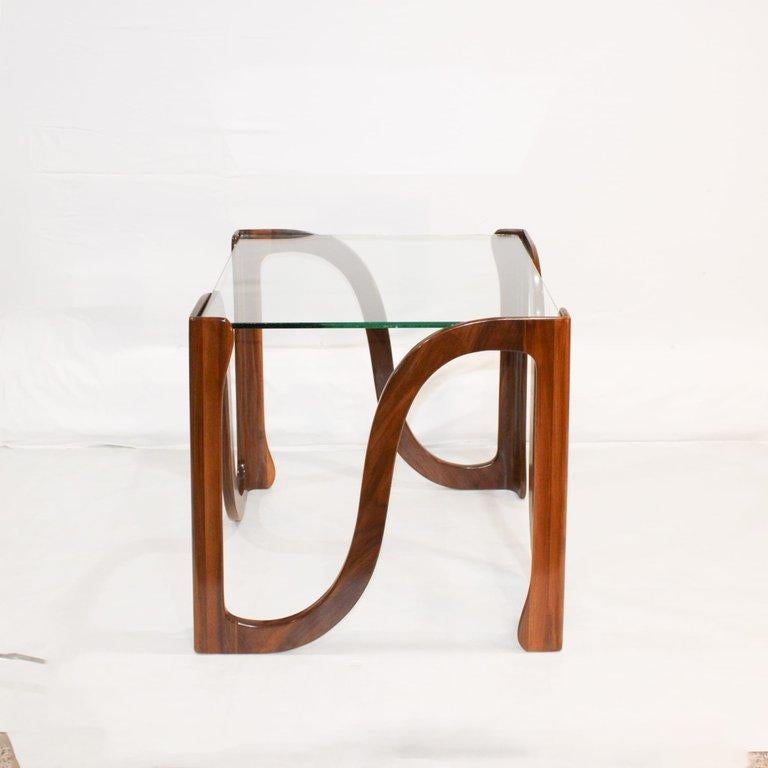 Table d'appoint moderne artisanale en noyer avec plateau en verre
Cette élégante table d'appoint est fabriquée à la main à partir de bois de noyer massif, mettant en valeur le mélange parfait de design moderne et de savoir-faire artisanal. Conçue