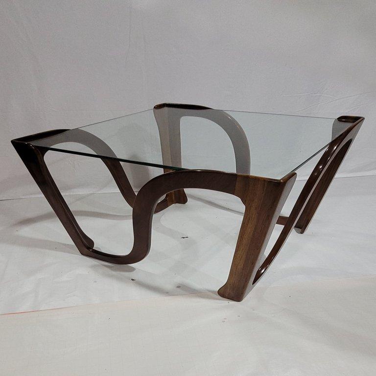 Moderne The Modernity Collective  Table d'appoint en noyer massif, faite à la main  Polissage français en vente