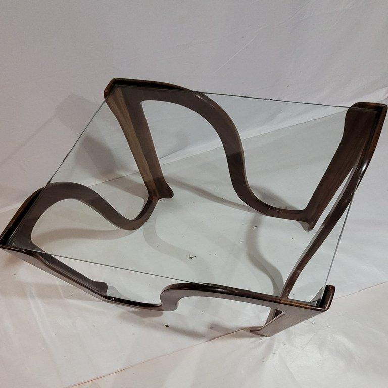 Américain The Modernity Collective  Table d'appoint en noyer massif, faite à la main  Polissage français en vente