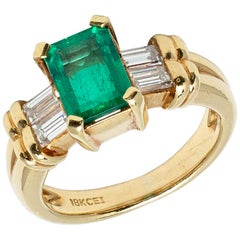 Modern Colombian Emerald and Diamond Side Stones Ring Set in Yellow Gold